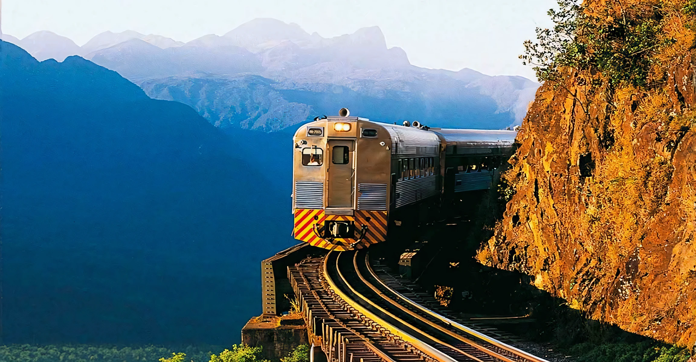 Trem Arafed em uma trilha passando por cima de um penhasco com montanhas ao fundo, Trens, Trem, viajando pelas montanhas, Trem LONGE, in a scenic background, plataforma, tiro ambiental, beautiful scenery, awe - inspiring award - winning, Ferrovias, breathtaking landscapes, bela cena, trens de alta velocidade, Trave, very very beautiful scenery, train in a tunnel