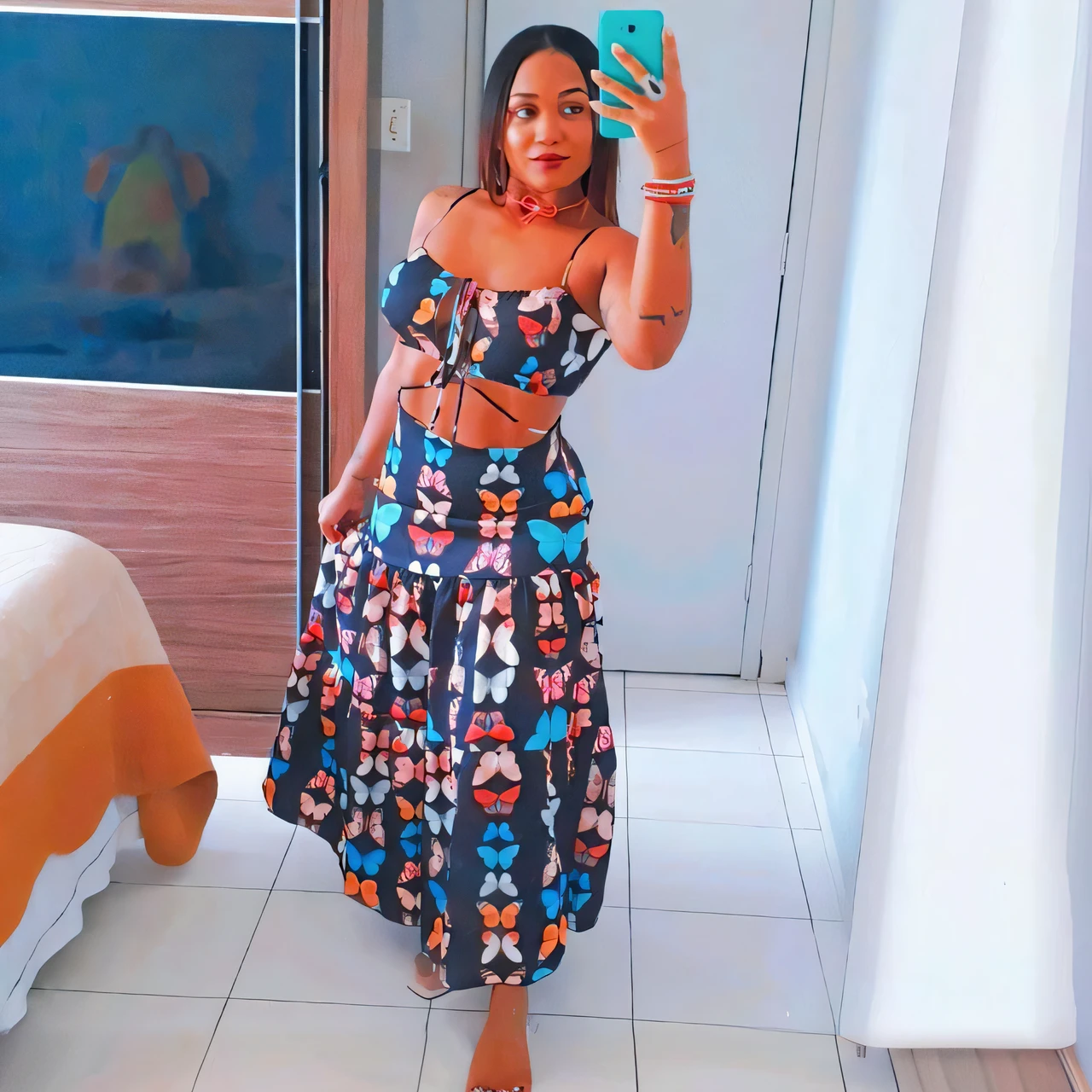 There is a woman taking a selfie in a room with a bed, foto de perfil, imagem de perfil, instagram, em estilo de nadine ijewere, mulher bonito, cintura magra e quadris grossos, linda senhora, foto da roupa, peach and goma style, wearing two - piece swimsuit, usando uma roupa ornamentada, vestindo uma elegante roupa tribal