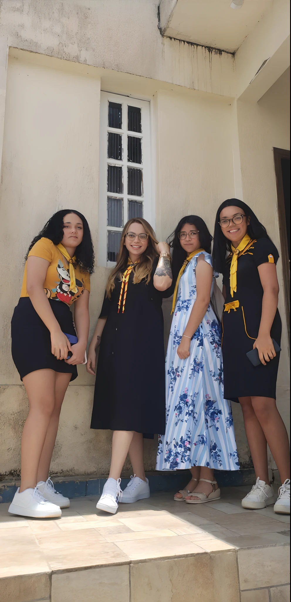 Several women in black and yellow dresses standing on the steps outside a building, vestindo hogwarts!!! Vestidos!!!, Directed by: Nandor Soldier, Foto POV, Directed by: Samuel Silva, com panos amarelos, estilo hogwarts, Directed by: Veronica Ruiz de Velasco, por Romain brook, seu madruga, by Amelia Peláez, Detalhes altos!