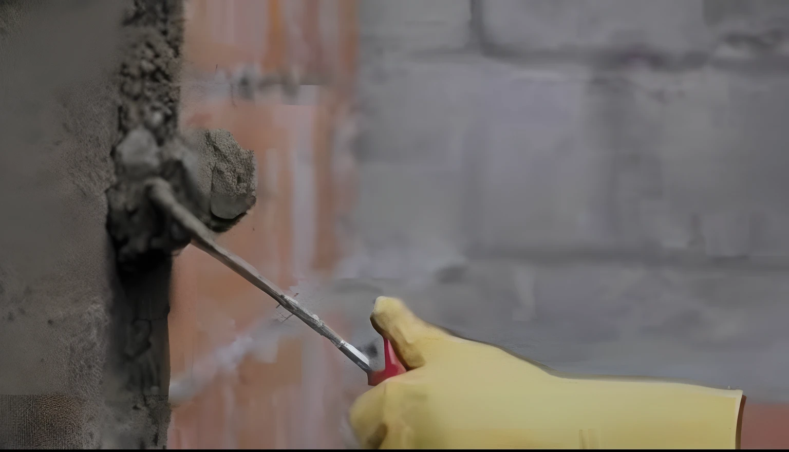 um close up de uma pessoa usando luvas amarelas e uma luva amarela, Holding a roll of wool with cement, Detalhe minucioso, walls are made of dry wall, segurando uma espada e um cinzel, crumbling masonry, tijolo, diante de uma parede de estuque, cavado stanat, Mortar Heads, Carregado, holding a crowbar, um pequeno, video still