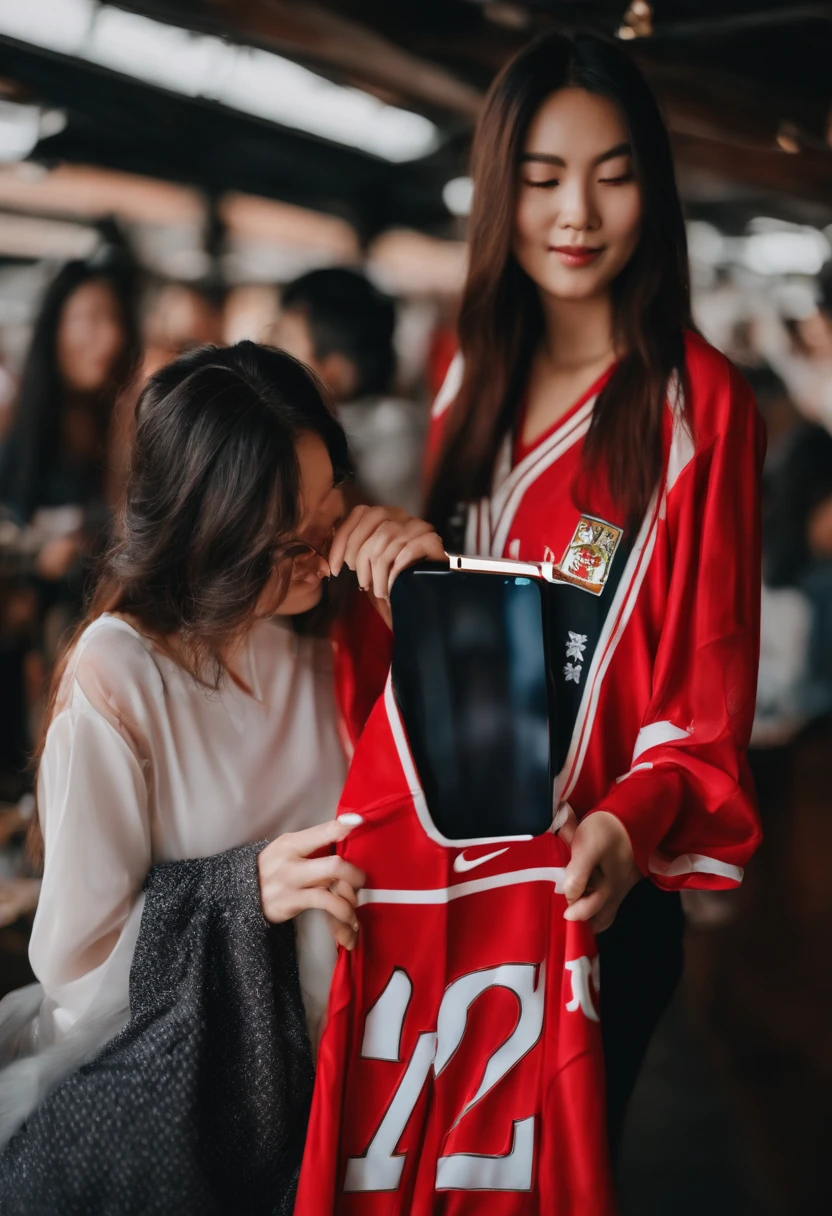 japanes　in her 20s　femele　Holding a smartphone　Longhaire　jersey