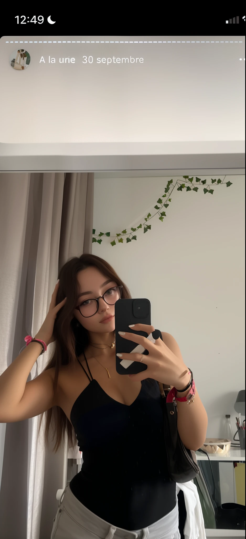 Il y a une femme qui prend un selfie toute nu dans un miroir, avec des lunettes, 18 ans, fille avec des lunettes, avec des lunettes, 21 ans, 2 2 ans, inspired by Ion Andreescu, 1 6 ans, Portrait Sophie Mudd, 2 3 ans, selfie miroir, thick glasses, aux cheveux longs, prise en 2 0 2 0
