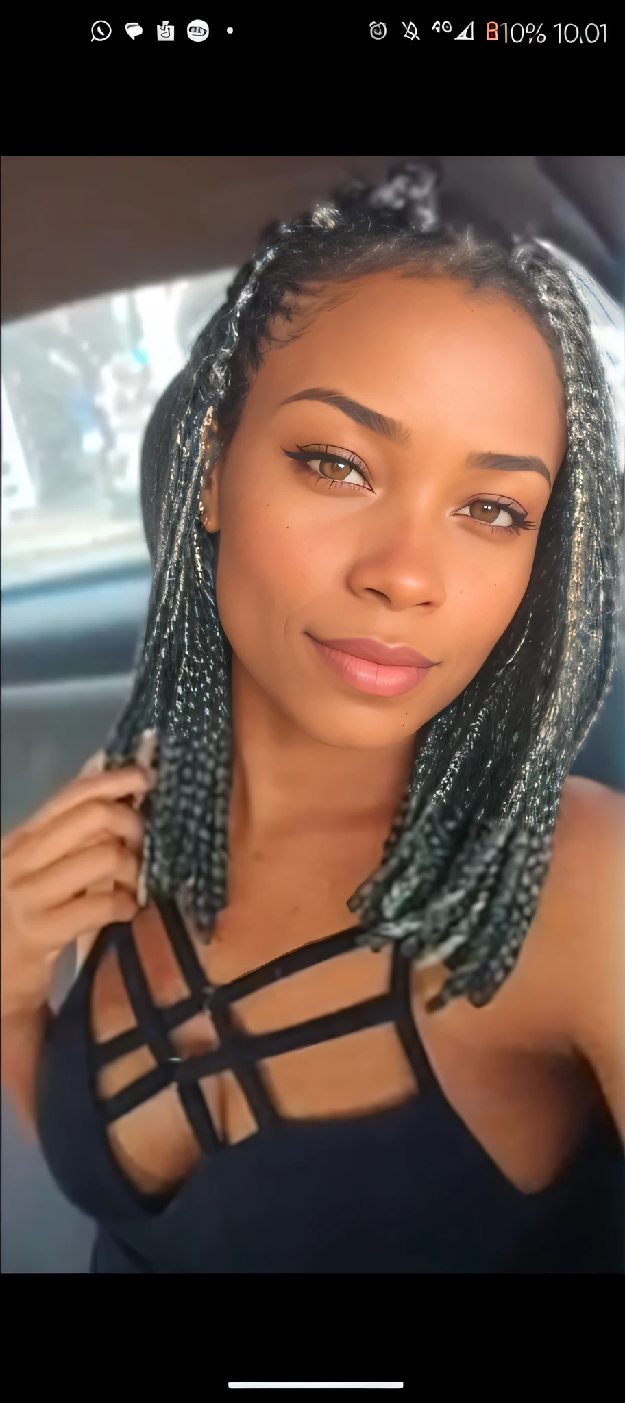 A closeup of a woman with a black top and a braid, Mulher de 30 anos de Cuba, box braids, Ela tem pele marrom oliva, black hair in braids, blue braided hair, Retrato de Ororo Munroe, Tessa Thompson inspirada, close-upheadshot impressionante, mulher de cabelo azul curto, usando cabelos prateados, her hair is silver