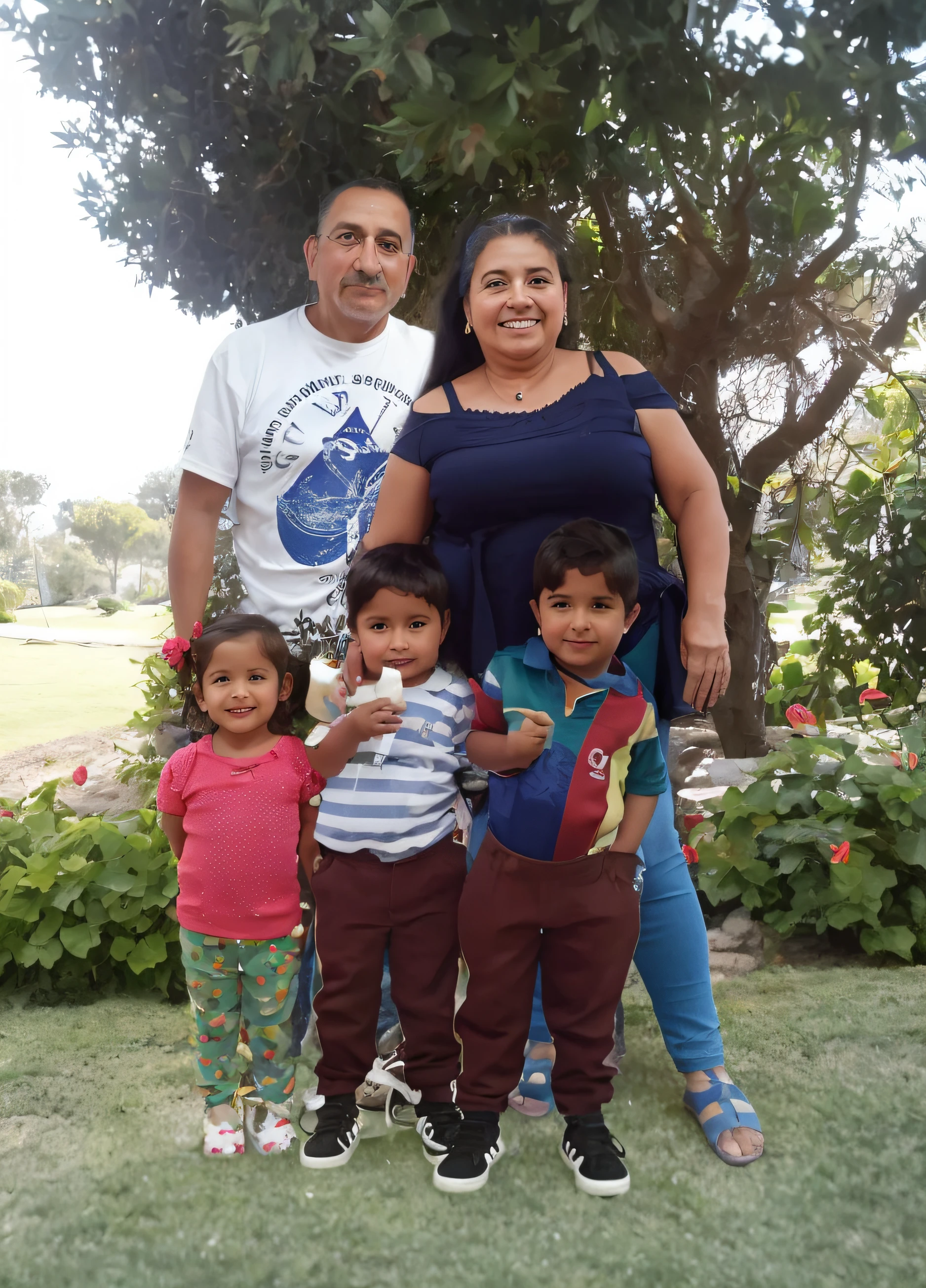There are three people standing in front of a tree with a child, foto realista, familia feliz, de una familia parada en un parque, jose miguel roman frances, Foto tomada en 2 0 2 0, lorena avarez, taken in the early 2020s, Dispositivo completo, ivan bolivian, pilar, foto de familia, Imagen de perfil