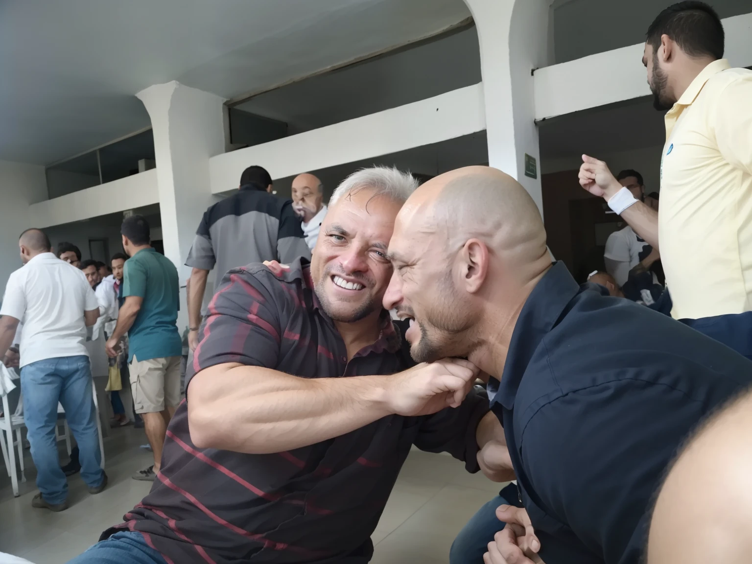 There's two men who are fighting each other in a room, luta de close-up, they are fighting very angry, Petros e Leonid, Directed by: Nandor Soldier, muito expressivo, imagem de qualidade muito baixa, por Veno Pilon, Barabas Miklos e Hollosy Simon, foto de baixa qualidade, pessoas lutando, sem estipe
