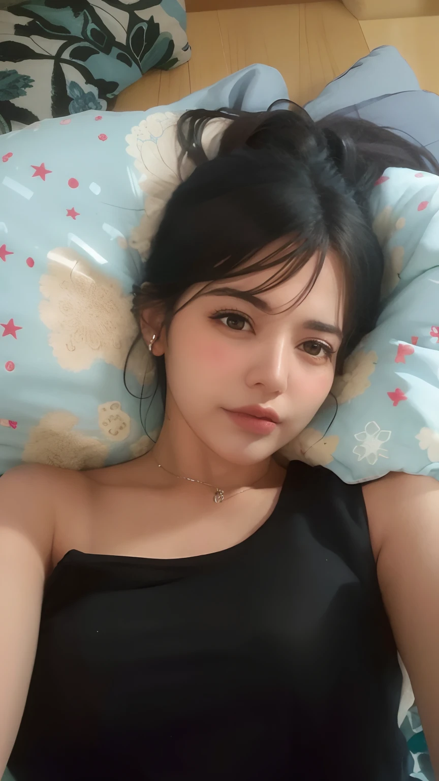There is a woman lying on the bed with a pillow on her head, na minha cama, posando na cama, sem maquiagem, deitado na cama, selfie de uma jovem mulher, deitado na cama, deitado na cama, deitado em uma cama, Me ajuda, 3 0 anos de idade mulher, Mulher de 30 anos, deitada de costas em uma cama