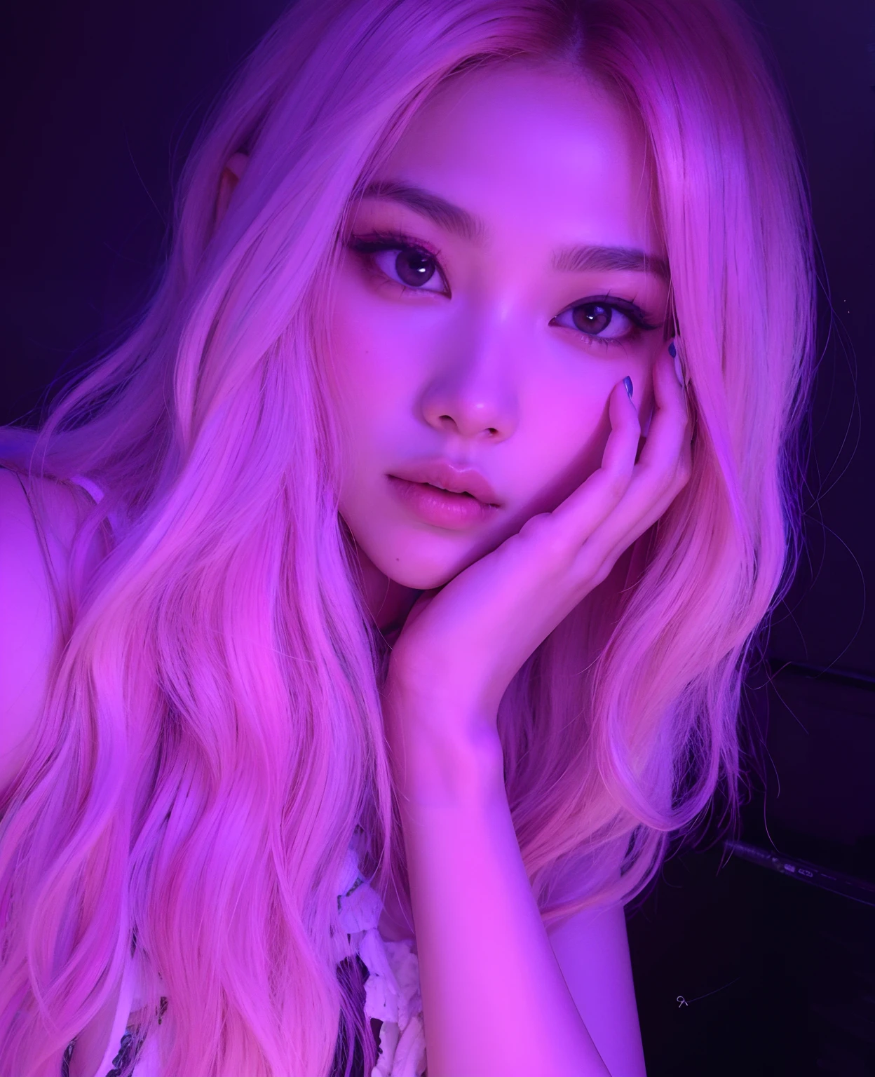 um close up de uma mulher com longos cabelos loiros e uma luz roxa, Parque Roseanne do Blackpink, Retrato de Jossi de Blackpink, jennie blackpink, rosto rosa brilhante, jossi do blackpink, luz violeta rosa, olhos cor-de-rosa brilhantes, tonalidade rosa, Jaeyeon Nam, Jinyoung Canela, luz rosa, dramatic pink light, algum rosa, sombras cor-de-rosa, pink lighting