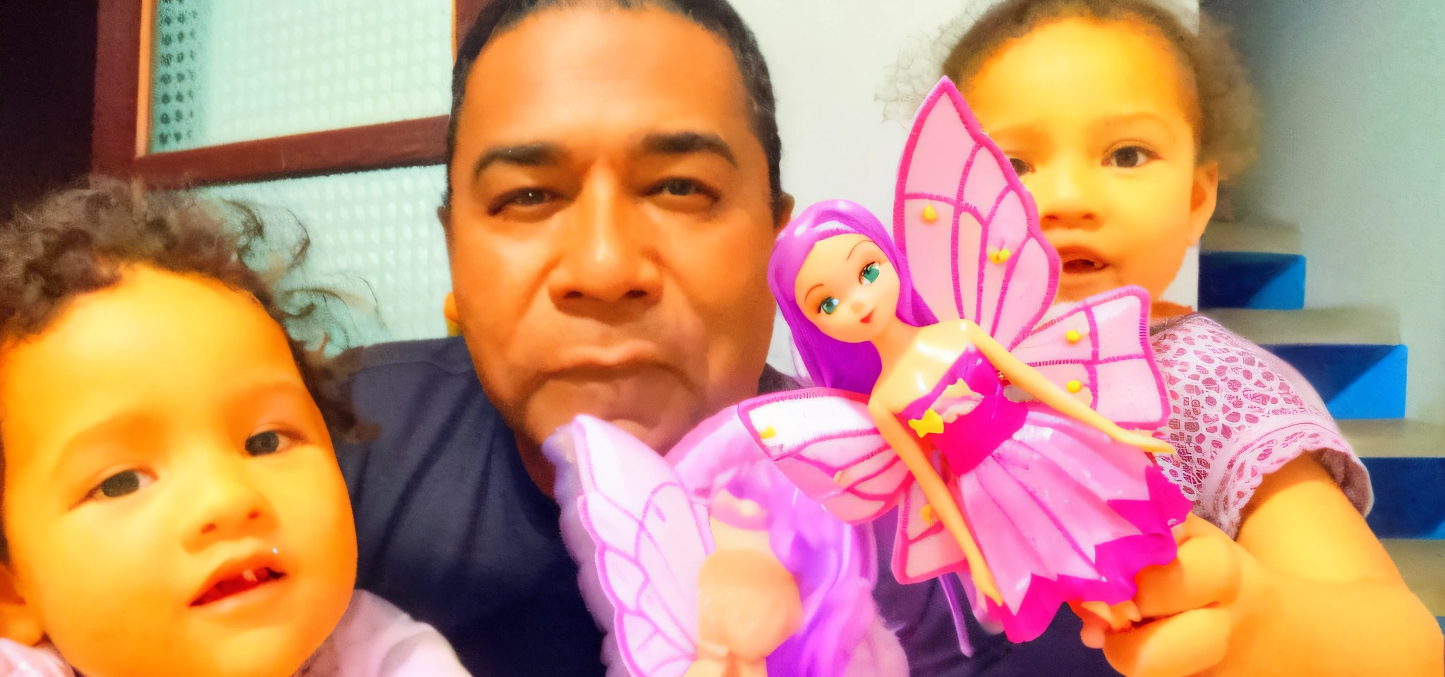 um homem com cabelos logos e cacheado segurando uma boneca e uma boneca com uma borboleta, me, foto do brinquedo, foto do perfil, Directed by: Ramon Silva, foto de perfil, with magical creatures, papai, fantasia realista, foto comercial do brinquedo, fami, em uma casa com uma lareira ao fundo, criar imagem realista estilo Pixar