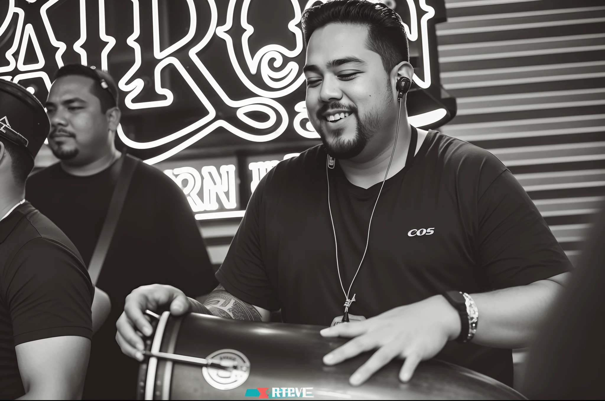 There's a man who's playing a drum in a room, Capturado na Canon EOS R 6, Alex Flores, grande sorriso, Directed by: Robbie Trevino, congas reais, Rhys Lee, Josh Grover, barra de fundo, Imagem promocional, Tiro na Canon EOS R 5, Rob Ross, Tiro na Canon EOS R5, Alex Miranda, candid shot, roge antonio