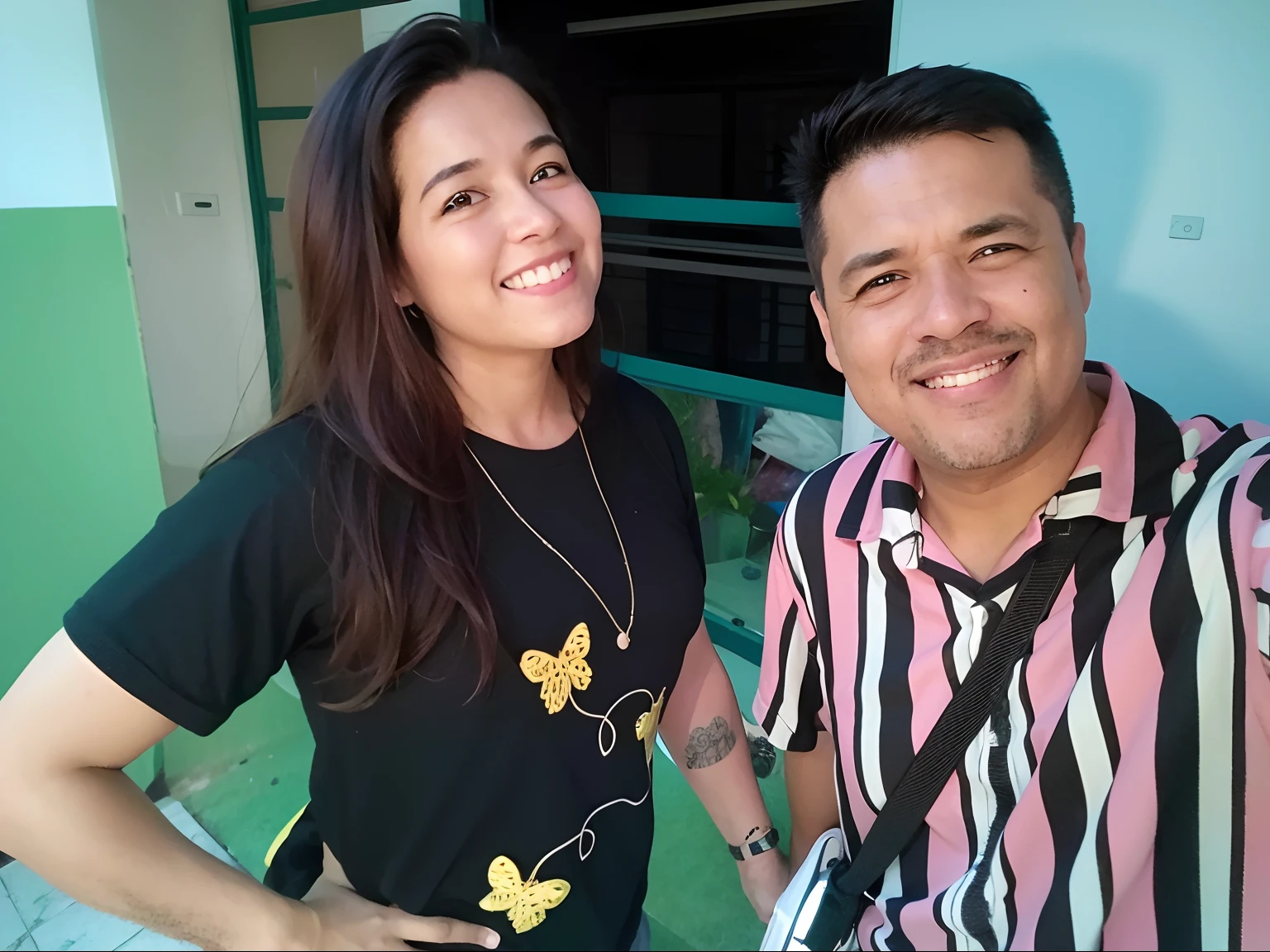 Homem e mulher sorridentes posando para uma foto em um quarto, Fotografia tirada em 2 0 2 0, Tiro na Nikon Z9, candid picture, WPOL e Sarasti, facebook post, Tomado com Sony Alpha 9, foto de perfil, imagem de qualidade muito baixa, foto modo retrato, Directed by: Samuel Silva, Tomada com Canon 8 0 D, Fotografia selfie 8k