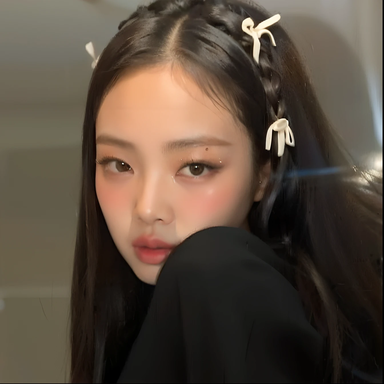 Mujer arafed con una camisa negra y un peine de pelo blanco, Blackpink Jennie, Jossi de Blackpink, Retrato de Jossi de Blackpink, con coletas negras, Chica coreana, Parque Roseanne de Blackpink, peinado de coletas, con cabello largo y ojos penetrantes, cruel korean goth girl, Gongbi, a young asian woman, ulzzang, Shikamimi