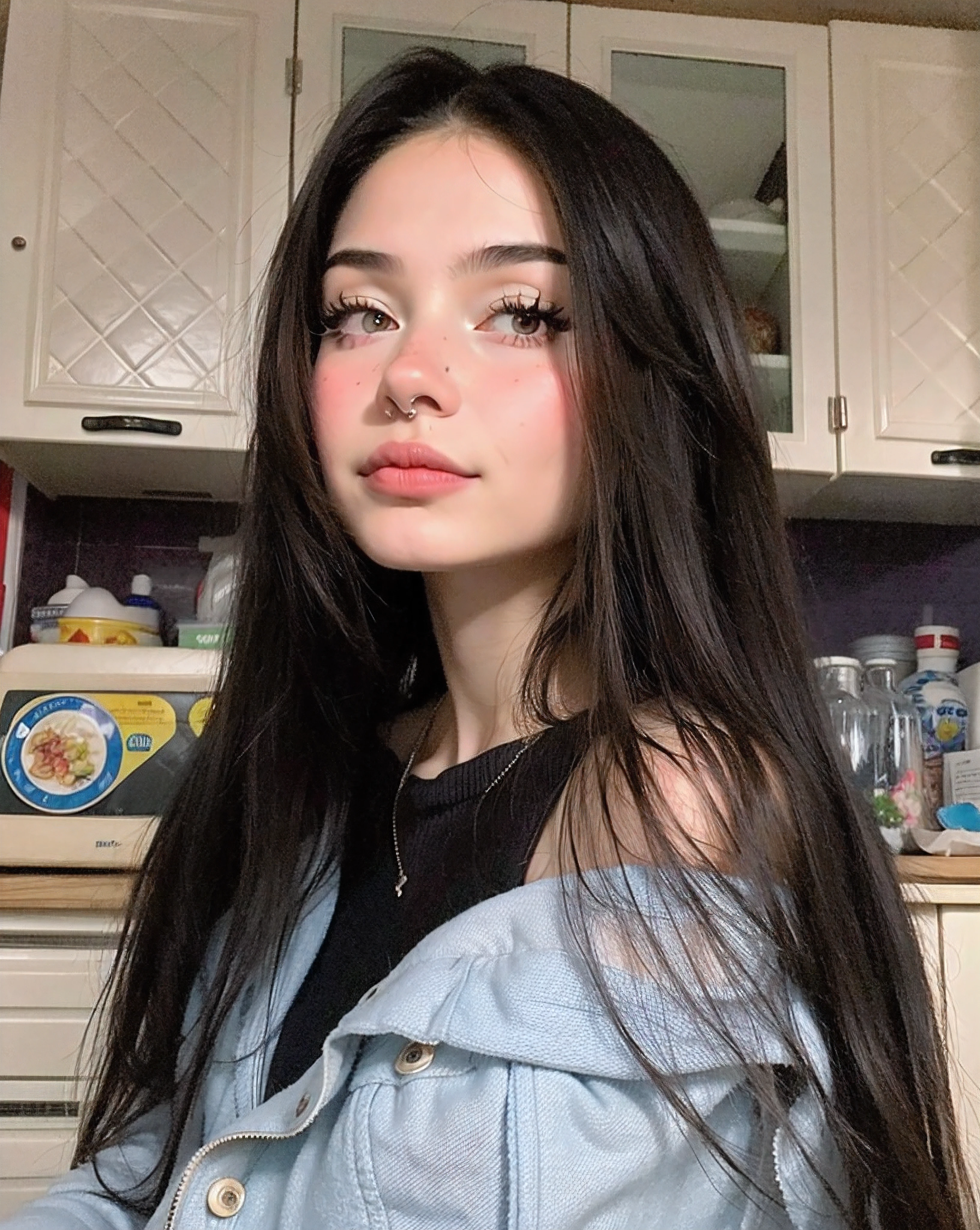 Mujer arafed con el pelo largo y negro en una cocina, 18 years old, Anna Nikolanova aka Newmilky, 1 6 years, Anastasia Ovchinnikova, 19 year old girl, con cabello largo y ojos penetrantes, pale-skinned persian girl, con cabello largo y oscuro, angelina stroganova, Dasha Taran, Novia rusa