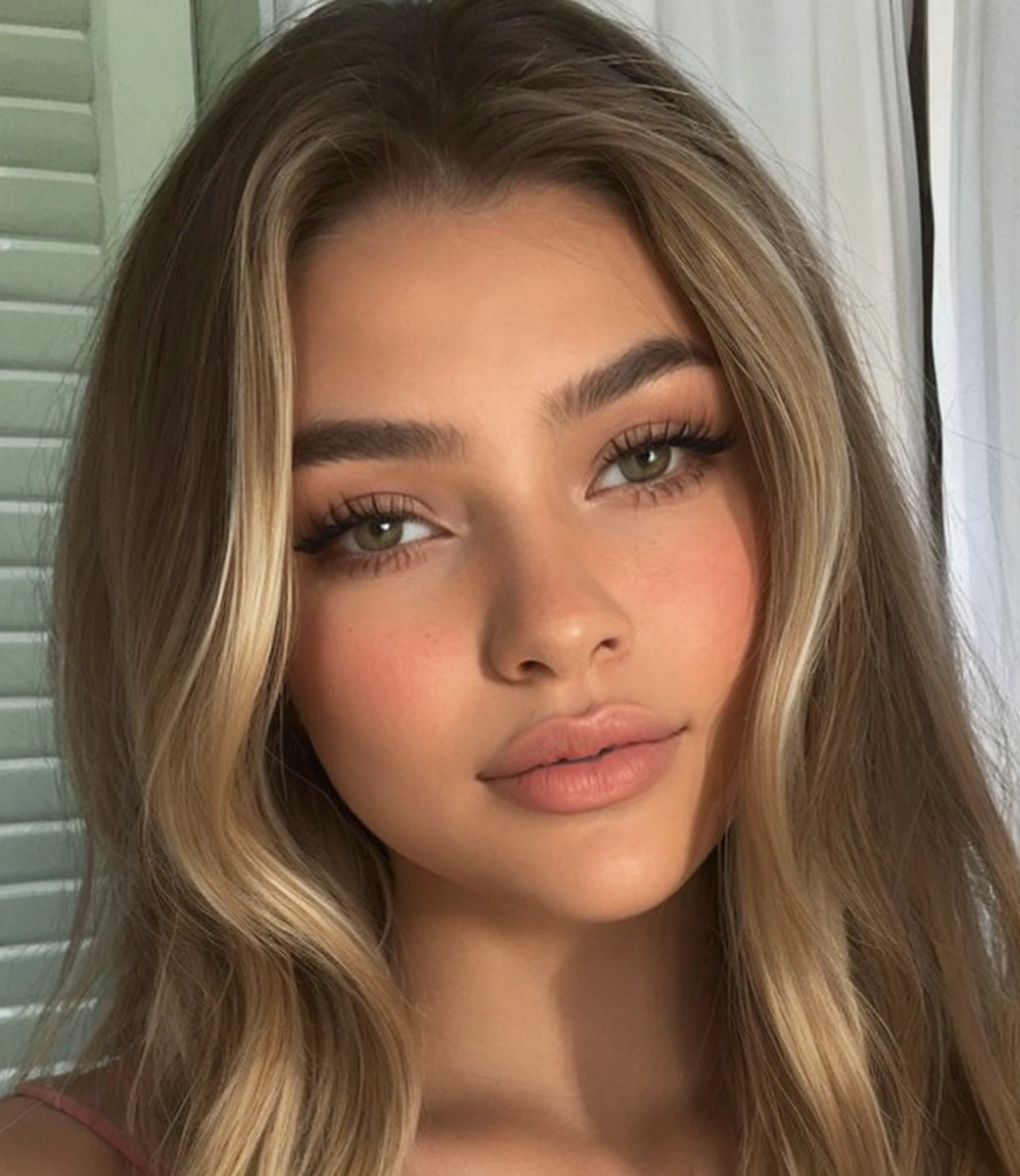 una mujer con el pelo largo y un top rosa posando para una foto, Retrato Sophie Mudd, 18 years old, Foto de perfil, Foto de perfil de la foto de cabeza, foto de perfil, Sin maquillaje cabello ondulado, hermosa joven, Ellie Victoria Gale, Cerveza Madison, 1 6 years, cara muy bonita, una hermosa adolescente, 19 year old girl