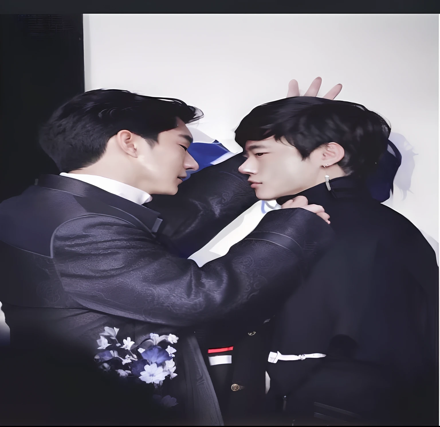 a closeup of two people standing next to each other, Jin Shan e Ross Tran, Ruan Jia e Fenghua Zhong, Nixeu e Sakimichan, Gunwoo Kim e J.Dickenson, xianxia fantasia, brilhante da chuva, Yaoi, Sakimichan e Frank Franzzeta, infinito, Daoshi