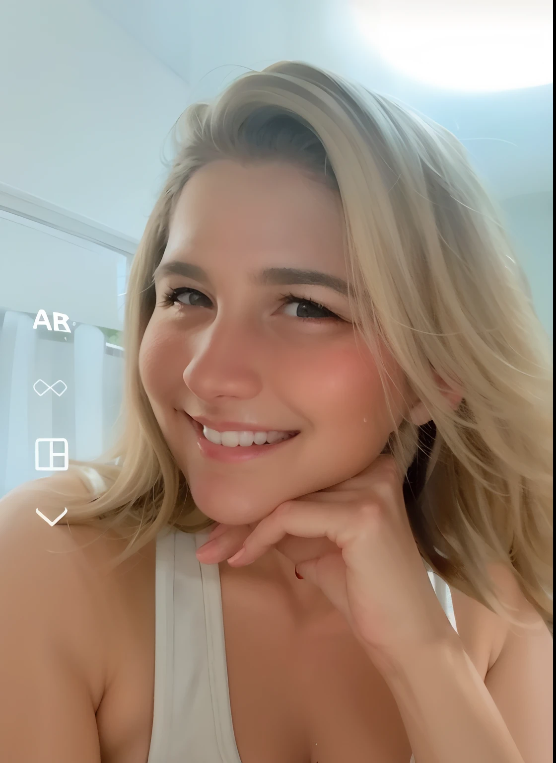 Mulher loira com uma regata branca e um sorriso no rosto, Rosto com ArtGram, Fotografia selfie 8k, imagem de perfil, iphone selfie, facing-camera, imagem frontal, foto de perfil profissional, Directed by: Nandor Soldier, 4 5 I, inspirado em Maria Helena Vieira da Silva, looks directly at camera, selfie de uma jovem mulher