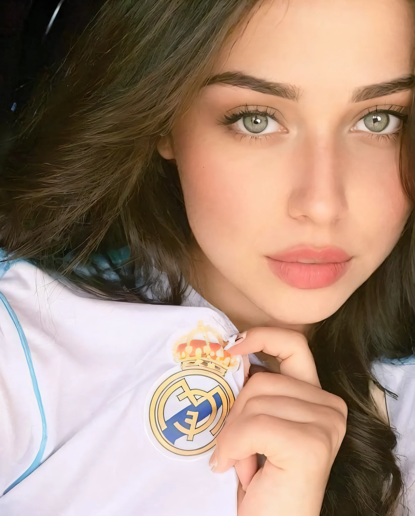 foto RAW,un primer plano de una chica sosteniendo una insignia del Real Madrid, una foto, inspirada en Pia Fries, realismo, Young Caucasian Monica Belluci, modelo, estilo deportivo profesional, hermosos ojos grandes,(piel alta y detallada:1.2),8k UHD, DSLR, Soft lighting, alta calidad, Film grain, Fujifilm XT3