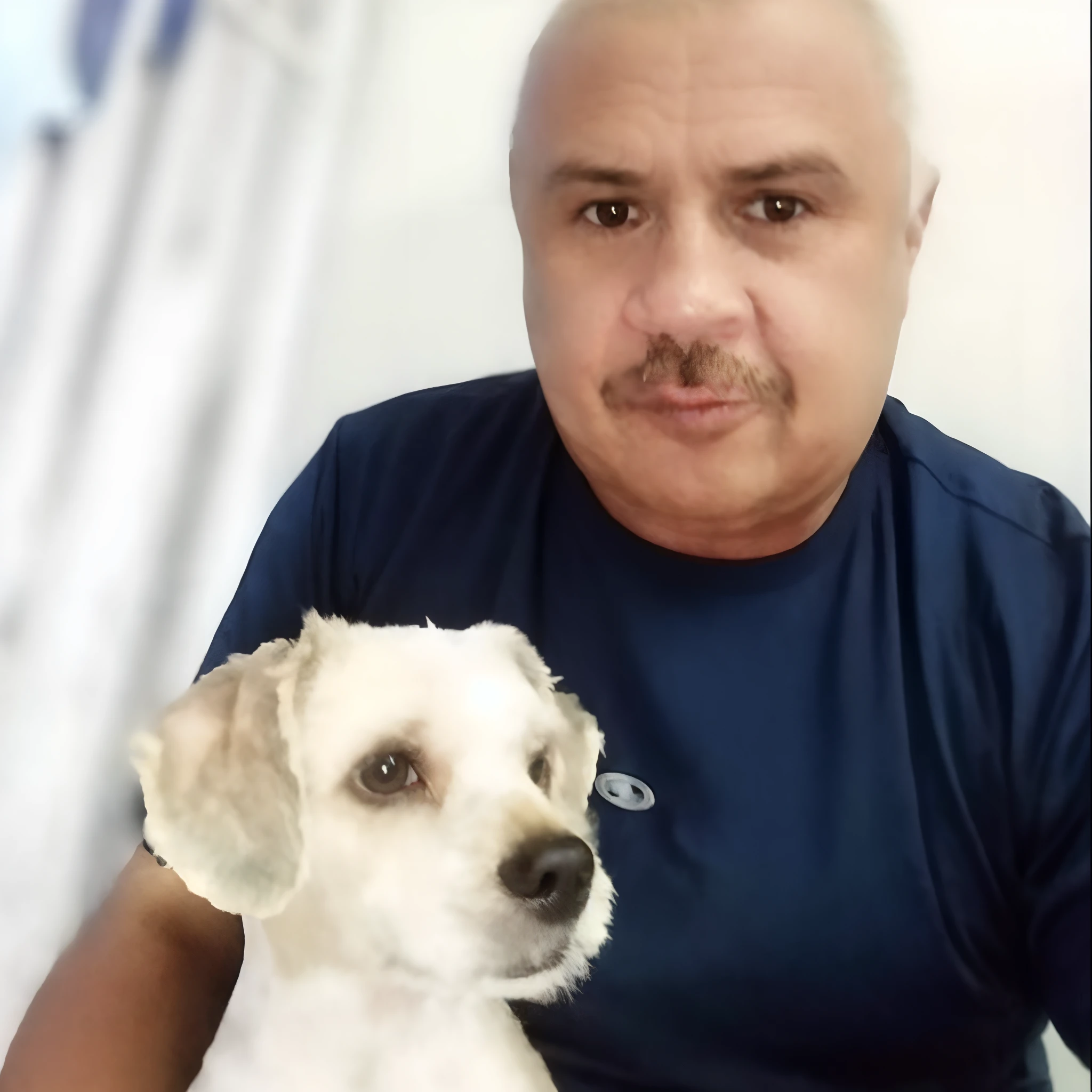 (master part: 1.2, best quality), Realistic, (imagem realista, detalhes complexos, profundidade de campo), best quality, master part, altamente detalhado, Semi realistic, 1 girl, Mature female, 21 anos, cabelos curtos loiros, Olho esquerdo coberto com cabelo, olhos azuis, Roupas do Rei, Capa vermelha, figura magra, Coroa feita de ouro precioso, Reading and tagging documents, Caneta de cabelo de ganso, office table, Bancada Macia