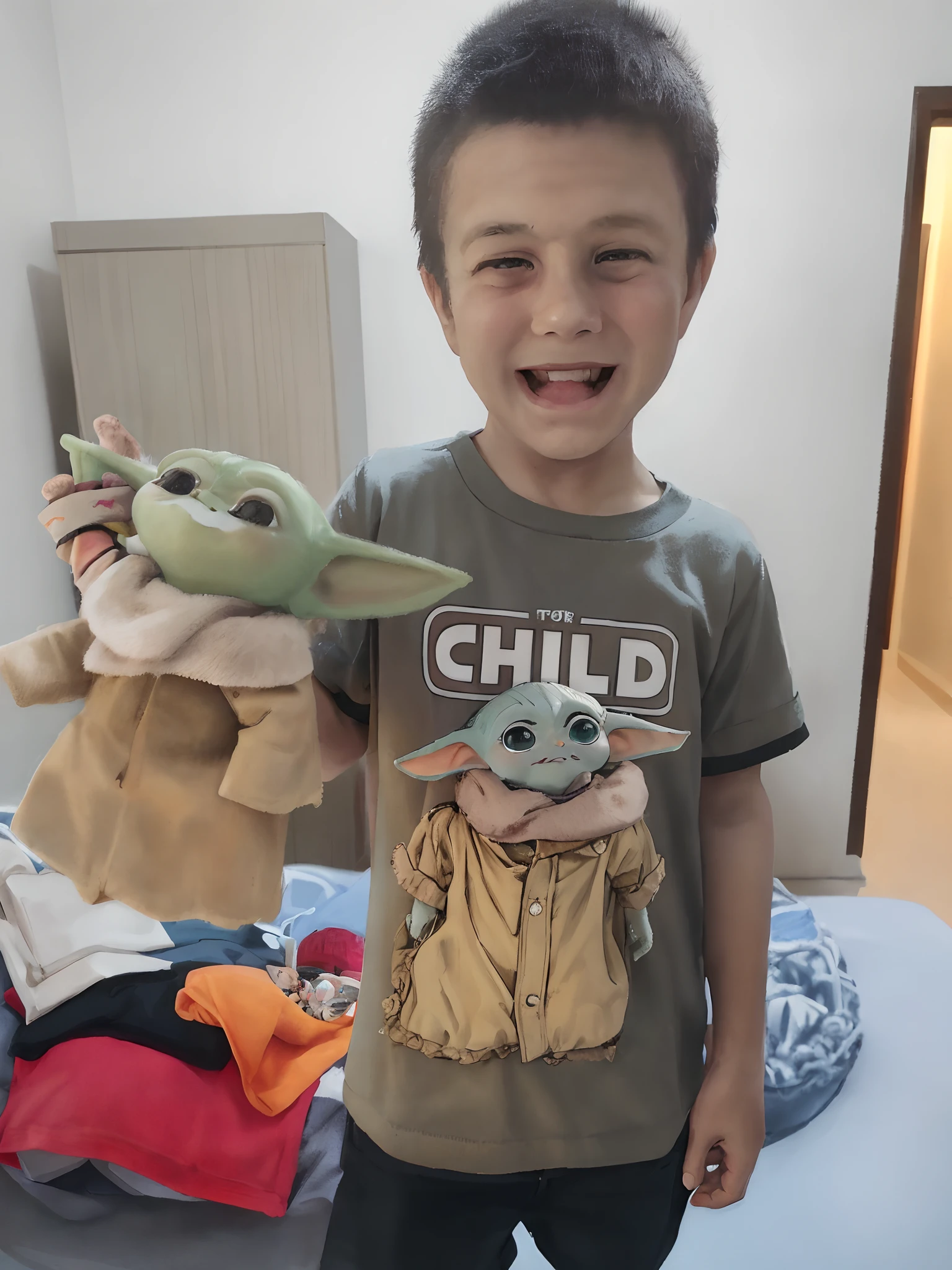 Arafed child holding a stuffed baby Yodah in a room, Yoda:-1, Mestre Yoda, Yoda, Yoda gigante, Segurando uma espada, he is very happy, cabrito, with young jedi army behind him, with a kid, Directed by: CeFerí Olivé, Tomado com Sony Alpha 9, friendly guy and small creature, imagem de qualidade muito baixa