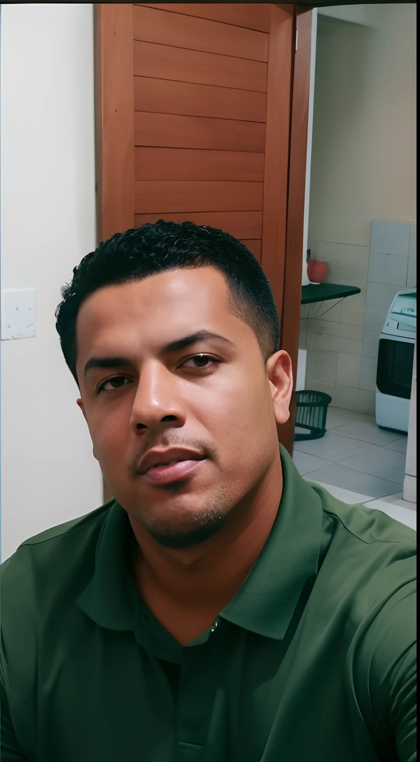 There's a man who's sitting in a kitchen in a green shirt, Ronaldo Nazario Fenomeno, Ronaldo Nazario, Ronaldo Luis Nazario de Lima, Jose Miguel Romano Francisca, Eloy Morales, José Moncada, victor maristane, imagem frontal, david rios ferreira, Salustiano Garcia Cruz, imagem de perfil, andres rios
