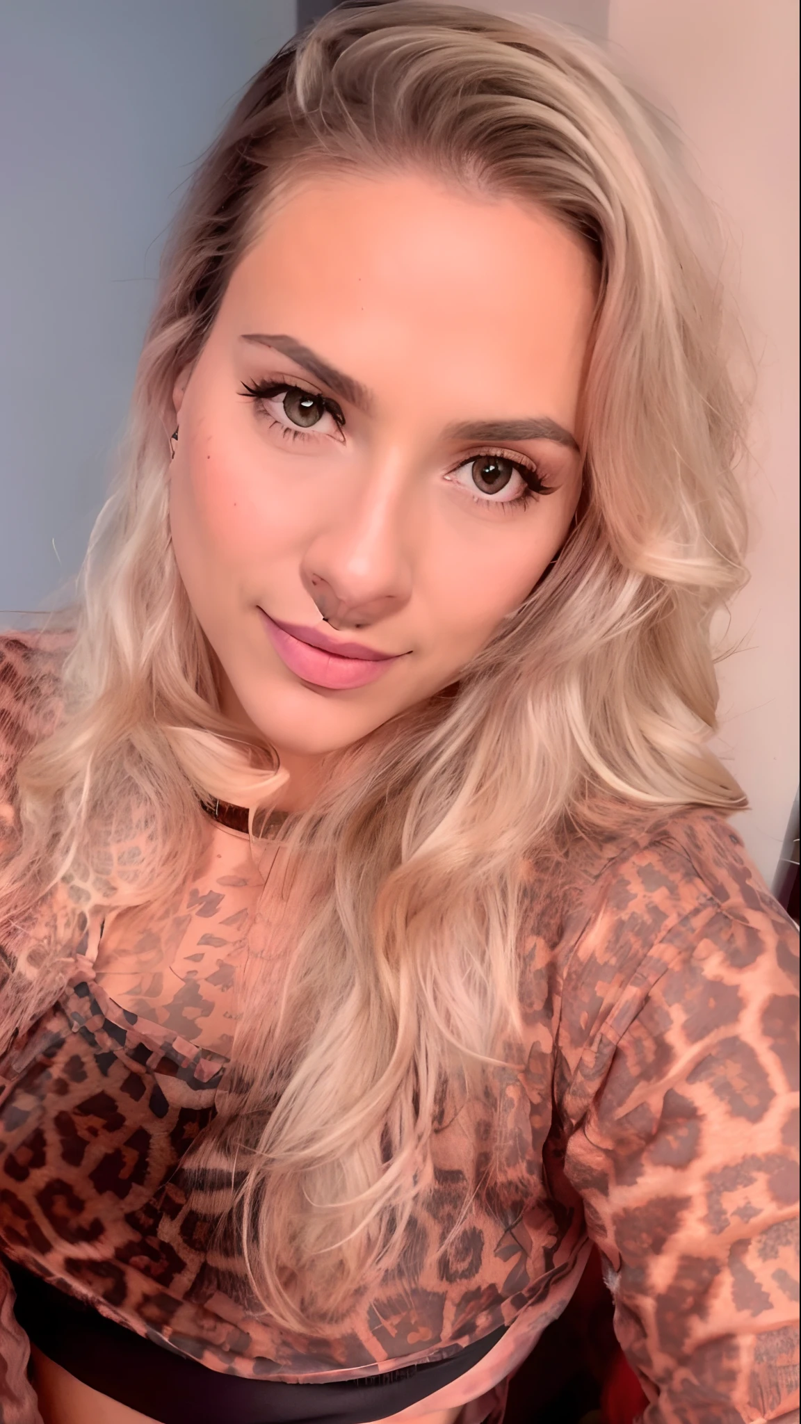 um close up de uma mulher com longos cabelos loiros usando um top com estampa de leopardo, Fotografia selfie 8k, pink lips, selfie de uma jovem mulher, Cara Sexy, cabelos loiros e olhos grandes, Irina Nordsol Kuzmina, tomada em 2 0 2 0, by Gina Pellón, inspired by Károly Lotz, imagem de perfil, Angie Glocka