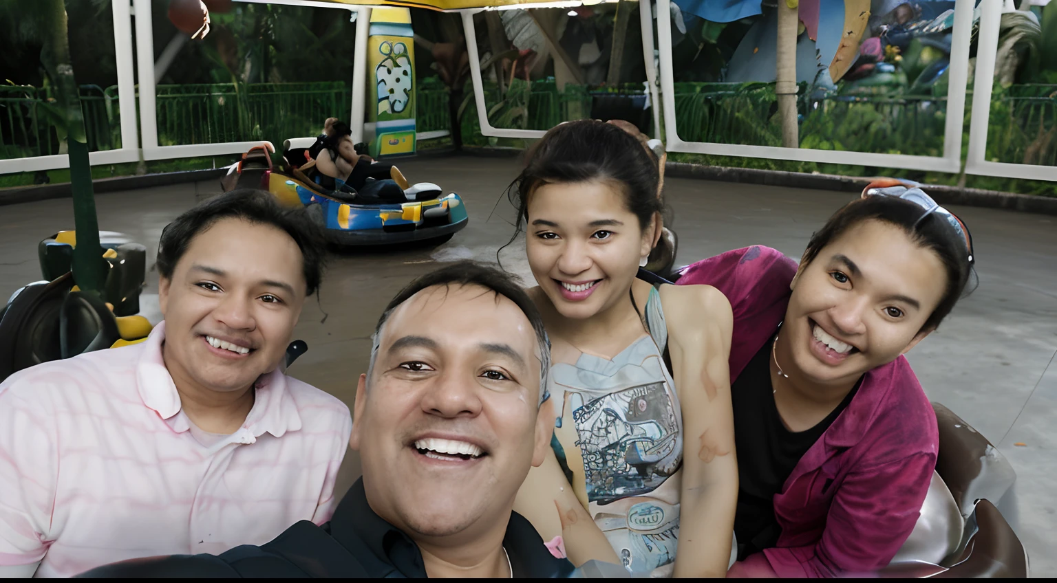 Coloque essa foto no estilo Disney pixar. We're in an amusement park on the bumper car ride.