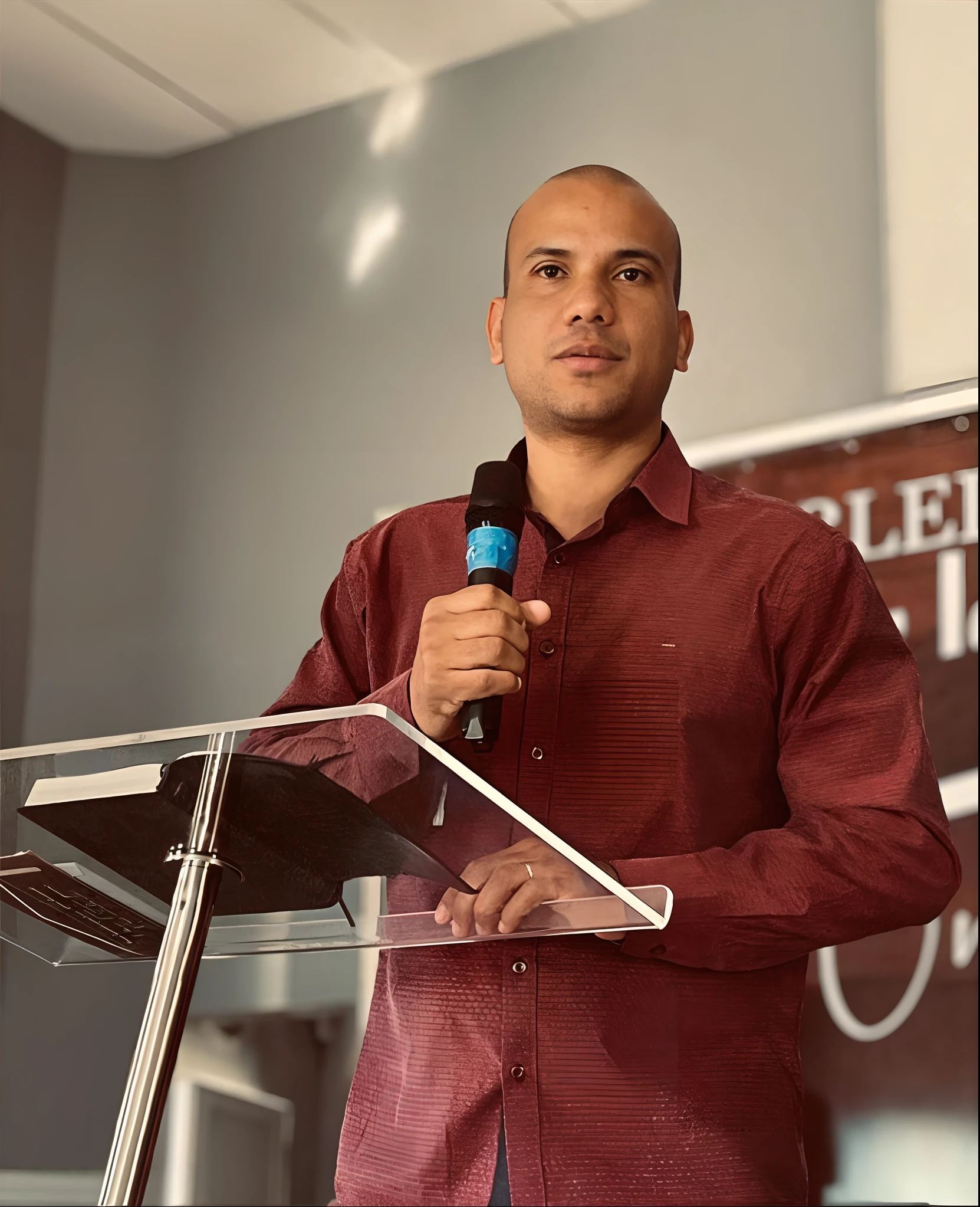 There's a man standing on a podium with a microphone, Joel Torres, Directed by: Hubert van Ravesteyn, José Moncada, Jorge Pemba, joe alves, Mohamed Chahin, david rios ferreira, danilo torres, taken in the early 2020s, Pablo Perdomo, tirado no iphone 1 3 pro, Directed by: Carlos Ellison, andres rios