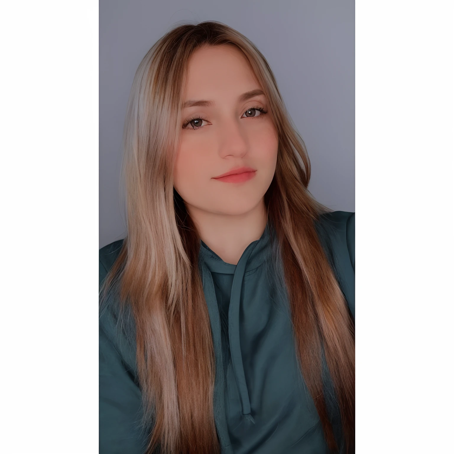 Foto RAW, Retrato de una hermosa mujer rubia con una camisa roja (Piel alta y detallada:1.2), 8k UHD, DSLR, Soft lighting, alta calidad, Film grain, Fujifilm XT3, ((((Toma de cuerpo completo, manos)))