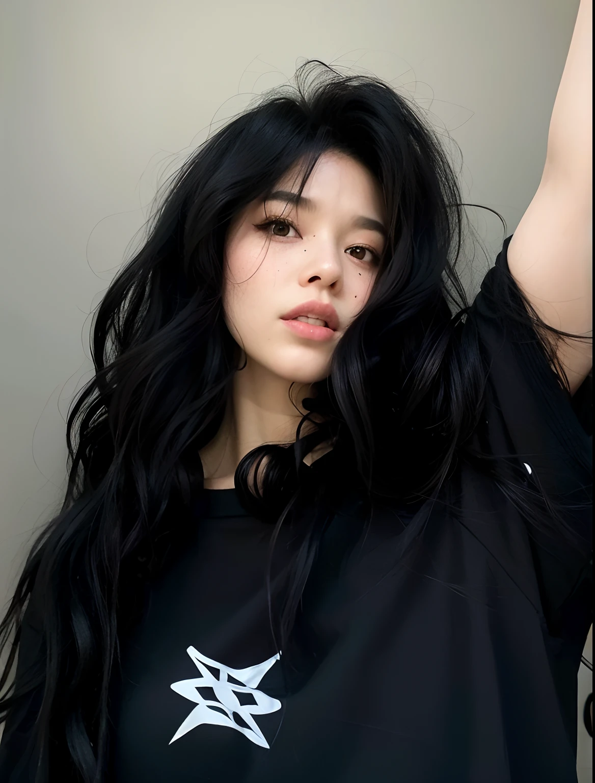 Mulher argada com longos cabelos pretos vestindo uma camisa preta, messy long black hair, cruel korean goth girl, cabelos pretos longos ondulados, cabelo preto longo com franja, Ulzzang, longos cabelos negros ondulados, Ela tem cabelo preto com franja, black messy hair, messy black hair, com cabelos longos, cabelo preto ondulado, cabelo ondulado preto com franja