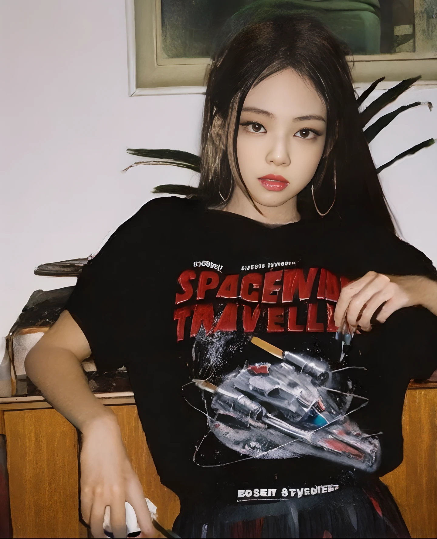 Mulher de camisa preta segurando um controle de videogame, Space travel, vestindo roupas espaciais, usando streetwear cyberpunk, de viagens espaciais, girl in space, 8 0's vintage sci - estilo fi, Cyberpunk Streetwear, jossi do blackpink, jennie blackpink, 2 0 2 0 moda, she is wearing streetwear, trending on r/streetwear