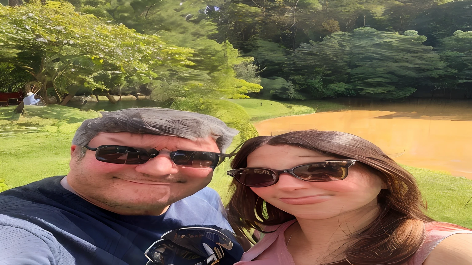 There's a man and a woman taking a selfie in front of a pond, In Sao Paulo, divertindo-se, belos arredores, Directed by: Nandor Soldier, david rios ferreira, no parque em um belo dia, imagem de perfil, com um parque ao fundo, Directed by: Fernando Gerassi, Olivia de Bernardinis, Malika Favre