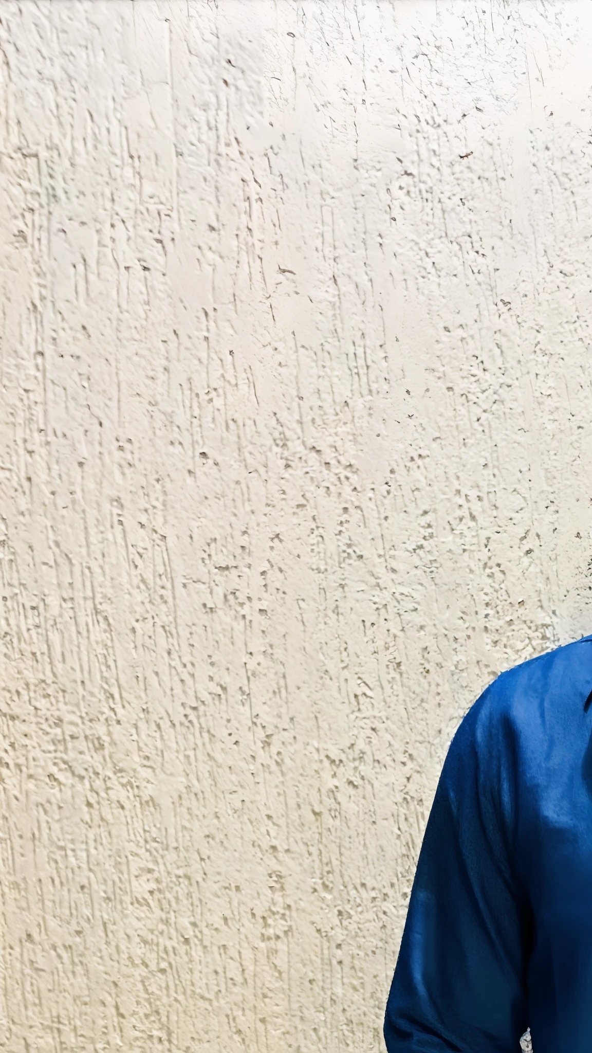 Man in blue shirt and jeans standing in front of a wall, camisa azul escura, wearing a dark shirt and jeans, camisa azul, vestindo camisa, full body photogenic shot, blue jeans, camisa bordada, wearing a shirt and a jeans, cinematic full shot, desgaste tradicional de cor azul, imagem de corpo inteiro, camisa da marinha, Frente, Dark blue jeans