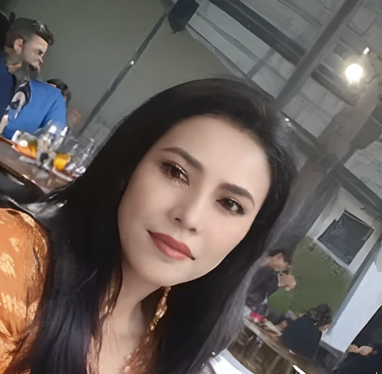 mulher com cabelo preto longo e batom vermelho sentado em uma mesa, Directed by: Nandor Soldier, foto de perfil, Lorena Avarez, Estefania Villegas Burgos, Alanis Guillen, by Gina Pellón, 3 0 anos de idade mulher, Mulher de 30 anos, taken in the early 2020s, foto vazada