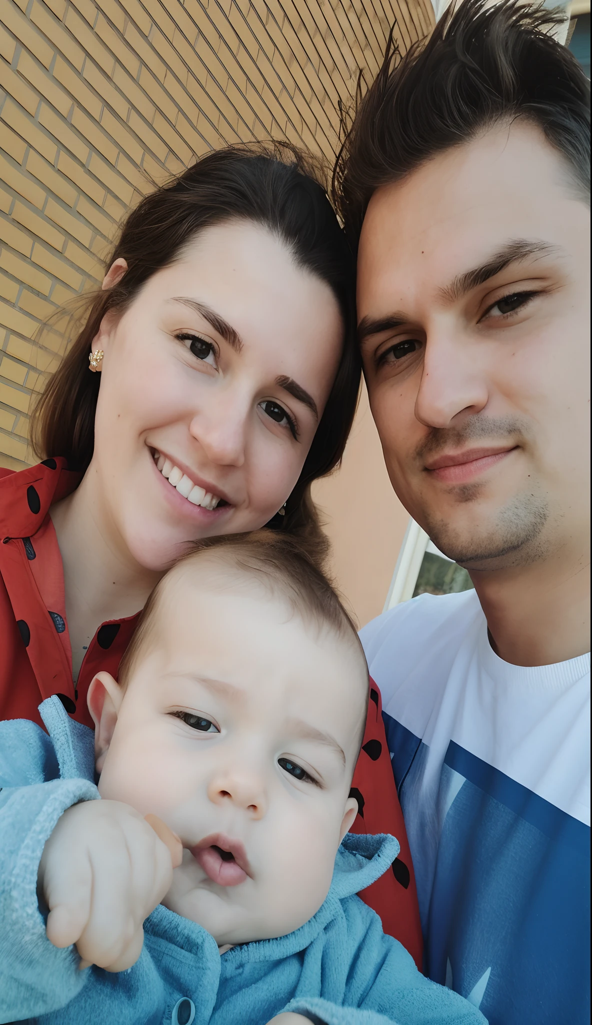 There is a man and a woman holding a in front of a building, marido esposa e filho, Happy family, imagem de qualidade muito baixa, portrait of family of three, Directed by: Nandor Soldier, uma imagem, vacation photo, Family photo, Fotografia selfie 8k, foto selfie, Michal, family portrait, ástor alexander, mateus 9 5