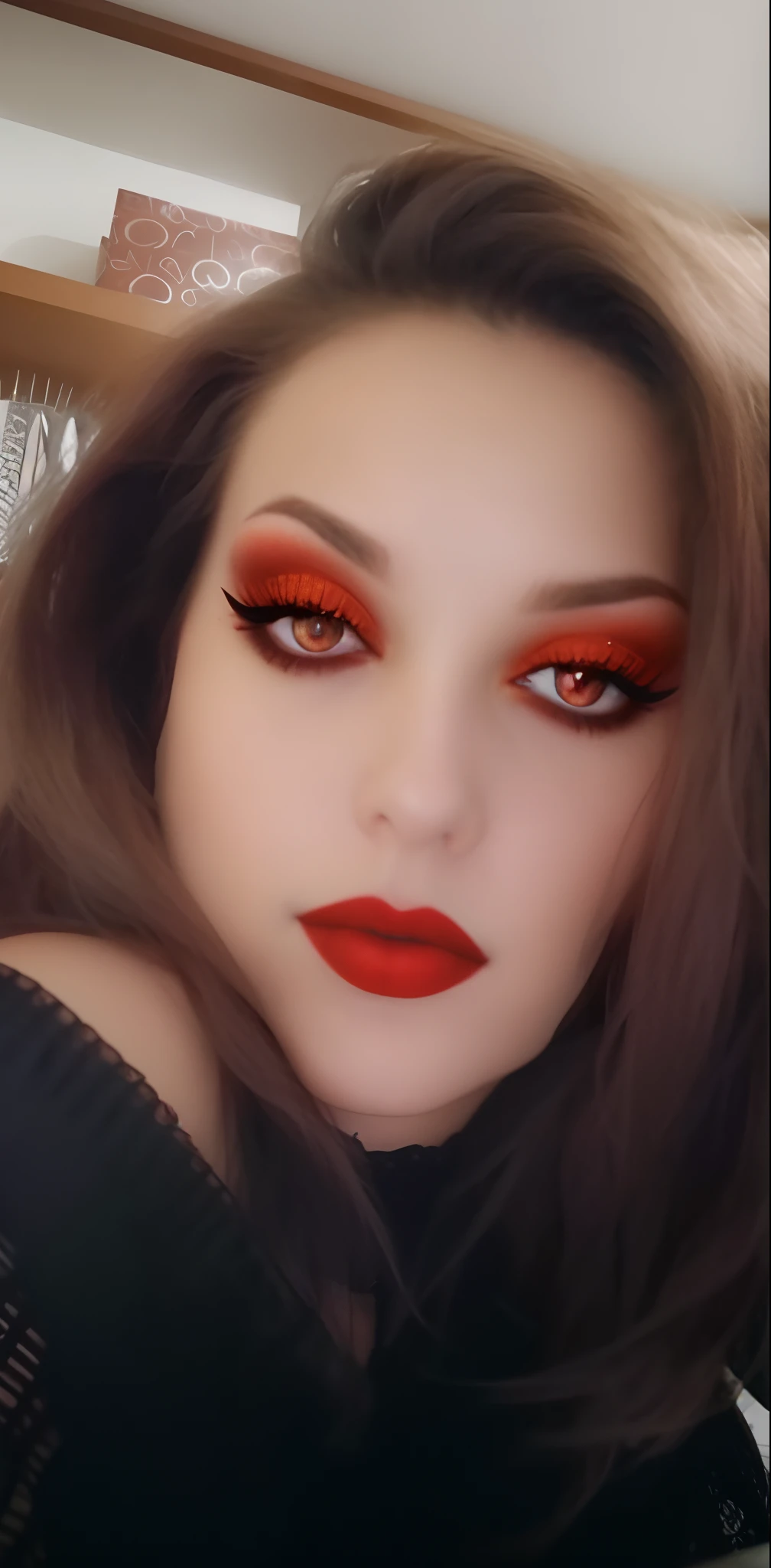 There's a woman with red lipstick and a black nightgown, olhos vermelhos brilhantes e ardentes, olhos vermelhos ardentes e escaldantes, olhos totalmente vermelhos, Olhos vermelhos brilhantes lacrimejantes intensos, evil look, olhos vermelhos brilhantes, olhos vermelhos lacrimejantes de fogo, wearing goth makeup, olhos lacrimejantes vermelhos ardentes, olhos vermelhos brilhantes, com olhos vermelhos brilhantes, tons de vermelho e preto, contatos vermelhos