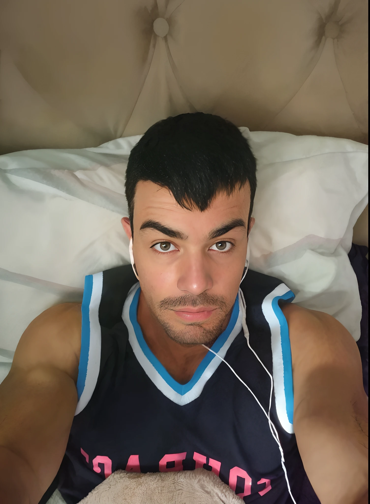 Foto de um homem deitado em sua cama, estilo Marvel.