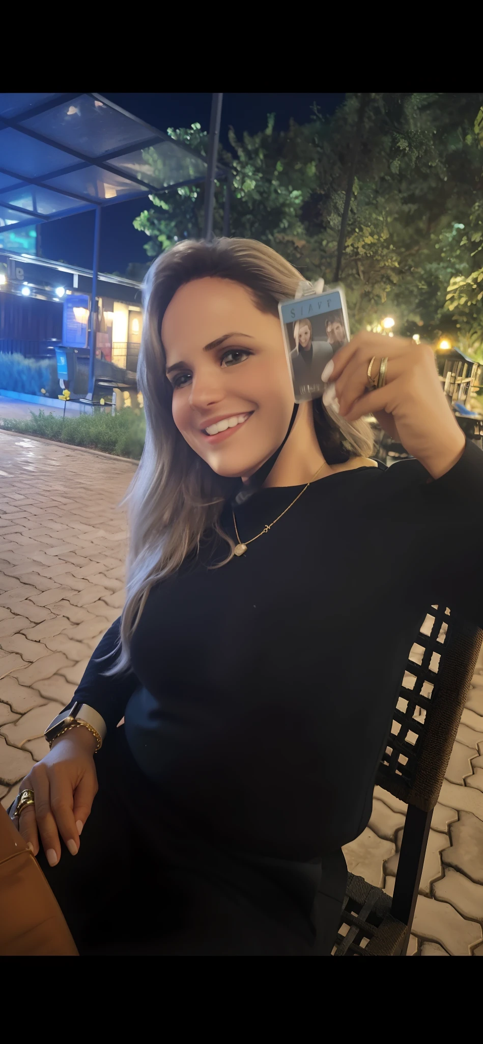 mulher sorridente sentada em um banco segurando um crqcha, Directed by: imagem de perfil, taken in the early 2020s, Parece Fabiula Nascimento, Marischa Becker, photo taken at night, Directed by: Emerson Silva, Fotografia tirada em 2 0 2 0, foto do perfil, Beautiful, andrea rocha