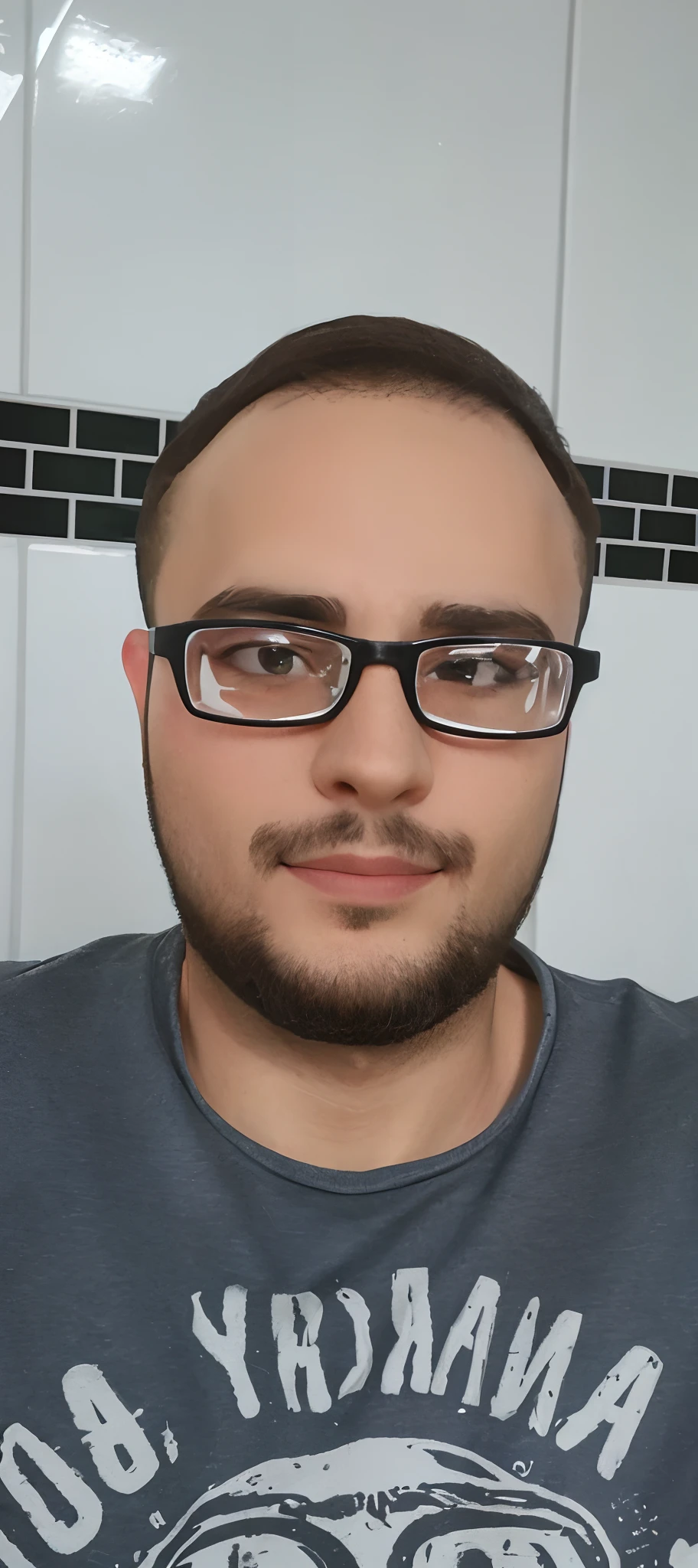 There's a man in glasses and a gray shirt, com barba curta, sem cavanhaque, jewish young man with glasses, barba pequena, com uma barba pequena, Aykut Aydogdu, david rios ferreira, sem barba, staring directly at camera, sem barba e bigode, imagem frontal, caio santos, Streamer do Twitch / Jogador Ludwig, 2 8 anos, em um escritorio