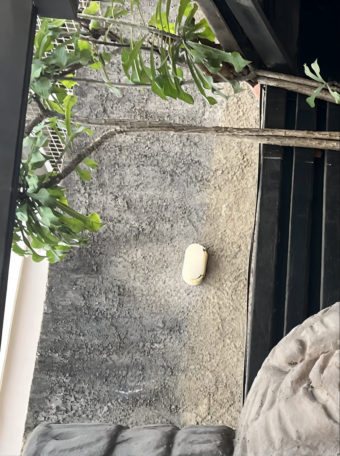 There's a statue of a man holding a stick and a plant, giant clay statue, with a big head, big forhead, Ruins of giant head statue, busto muito grande, Hanuman!! head building, feito de cimento e concreto, stone statue, inspirado em I Ketut Soki, obra-prima obra de arte, Stone statues, feito de cimento, a statue, Escultura gigante