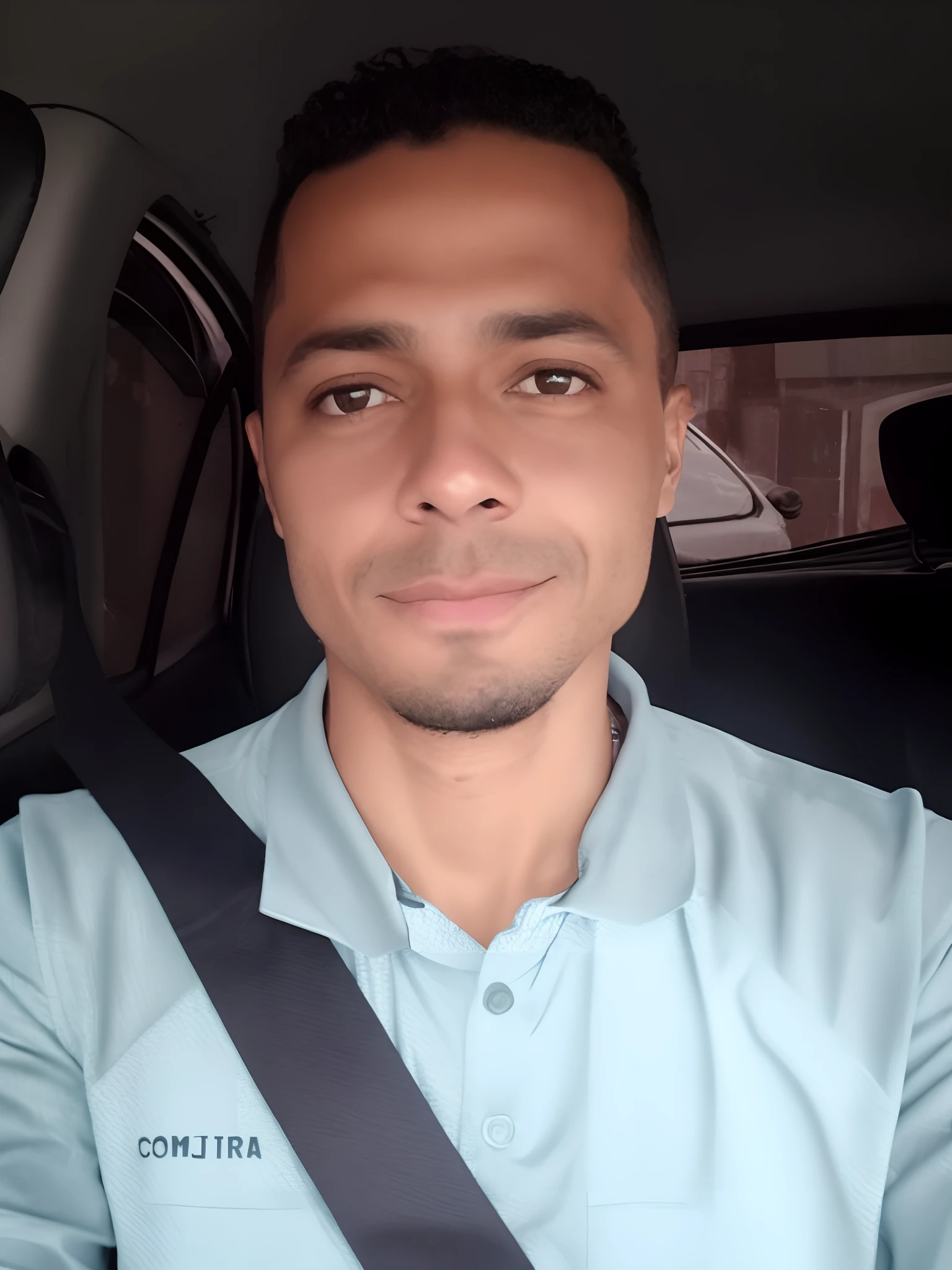 Homem em um carro com camisa azul e faixa preta, david rios ferreira, icaro carvalho, caio santos, Carmelo Blandino, Foto realista, andres rios, Mohamed Reda, Directed by: Nandor Soldier, saâdane afif, Ronaldo Nazario Fenomeno, edu souza