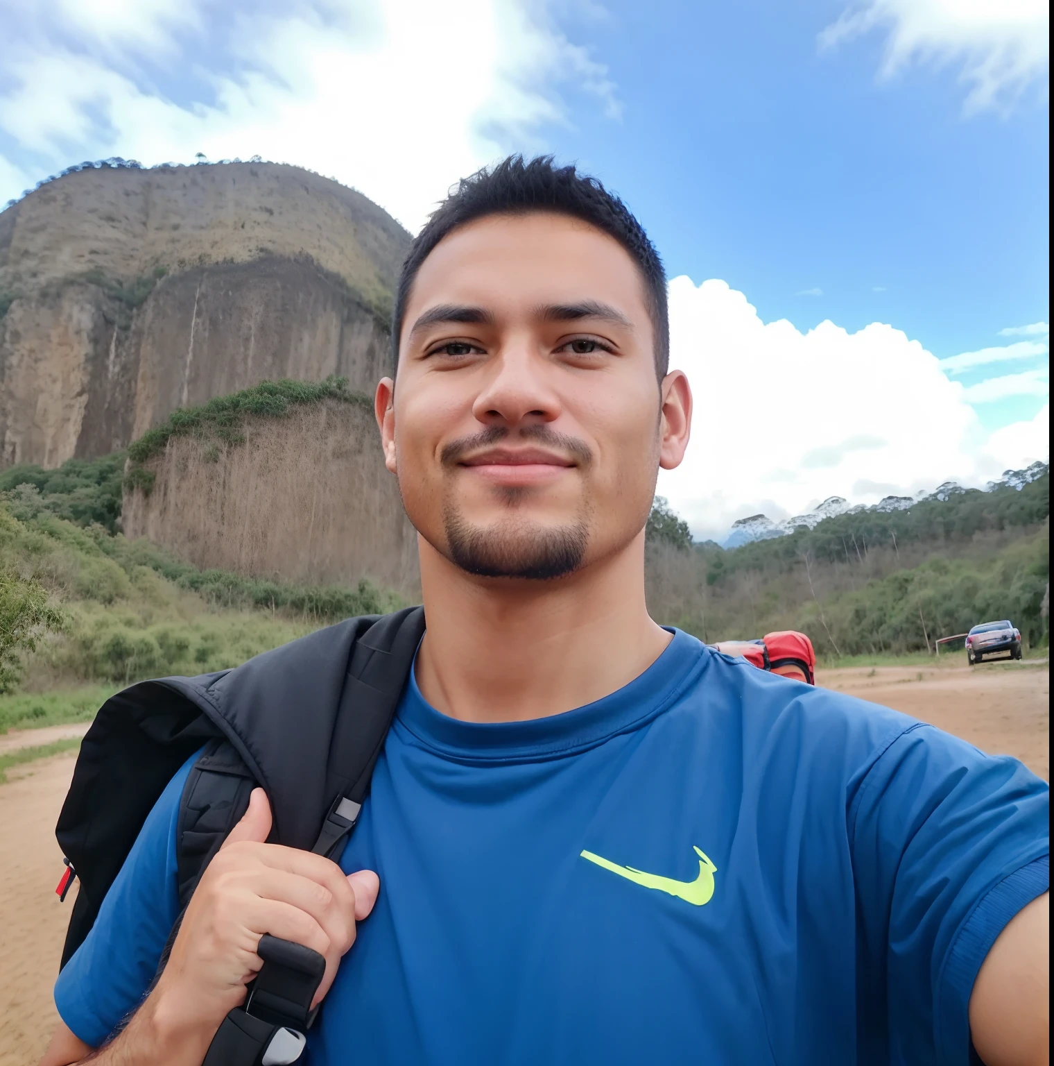 Homem sorridente com mochila e mochila no ombro em frente a uma montanha, com montanhas ao fundo, com montanhas no fundo, com montanhas como pano de fundo, icaro carvalho, edu souza, Moutain no fundo, Homem de 4 0 anos, david rios ferreira, em frente a um fundo de floresta, Directed by: Herbert MacNair, Colinas ao fundo