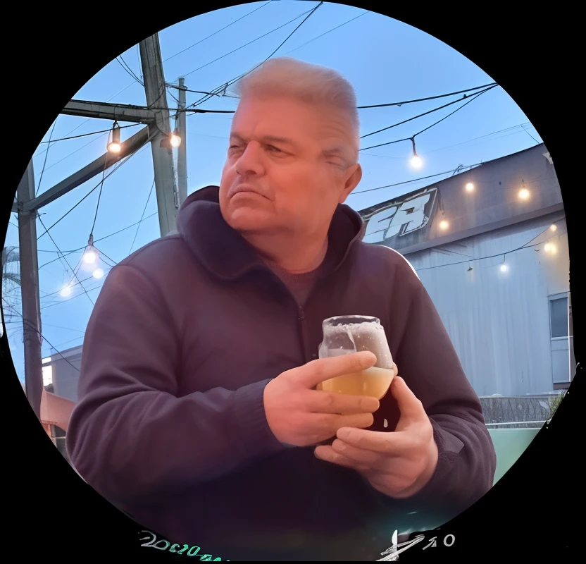 Man holding a glass of beer in front of a building, foto de um homem branco de 50 anos, segurando cerveja, segurando um copo grande de cerveja, taken in the early 2020s, segurando uma cerveja, uma foto de um homem, fotografia tirada em 2 0 2 0, album photo, homem bebendo cerveja, beber uma cerveja