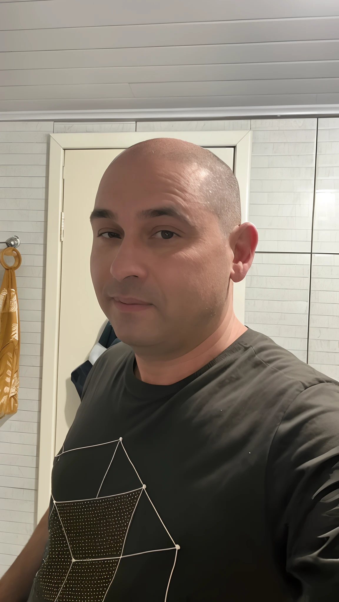 there is a man that is taking a selfie in the mirror, Homem de 4 0 anos, Homens de 45 anos, sem cabelo, completamente careca;, (38 anos), 38 anos, 3 6 anos, Fotografia selfie 8k, taken in the early 2020s, 3 2 anos, 3 2 - ano - homem de idade