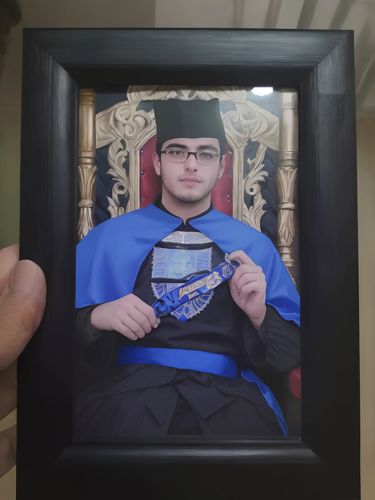 Arafed imagem de um homem com uma camisa azul e uma camisa preta e branca, Foto de formatura, vestindo vestes de bruxo, vestindo hogwarts!!! Vestidos!!!, vestindo manto azul, wearing an academic gown, vestido como um bruxo, vestindo vestes de bruxo preto, assunto completo no quadro, vestindo longo manto real, vestindo um manto azul, imagem de qualidade muito baixa, vestindo vestes de mago