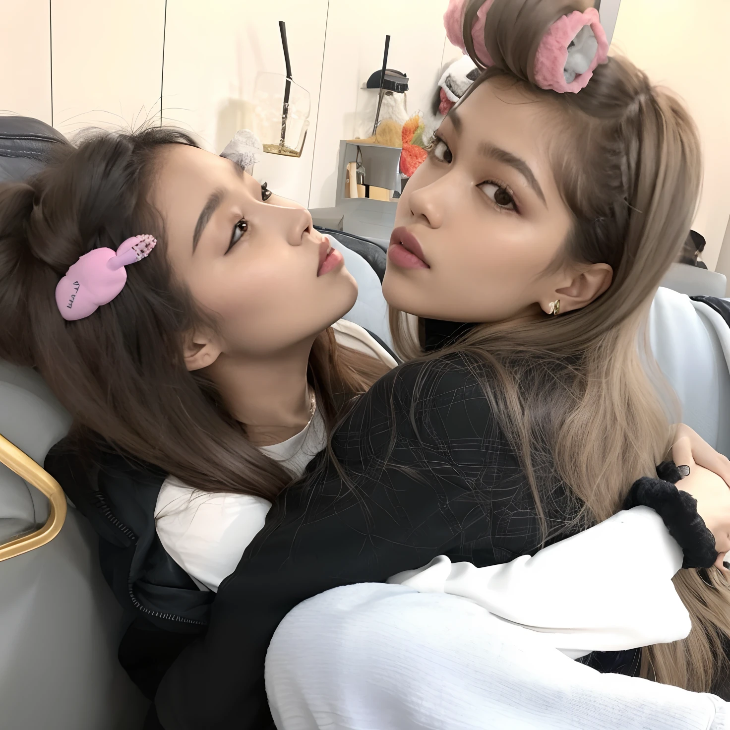 There's two girls who are sitting on a couch together, jennie rosa preto, jossi do rosa preto, Parque Roseanne do Blackpink, rosa preto, com hera, Lalisa Manobal, tzuyu de duas vezes, Pokimane, KDA e Sam Yang, Lalisa Manoban do Blackpink, Nixeu e Sakimichan, Aurora Aksnes e Zendaya