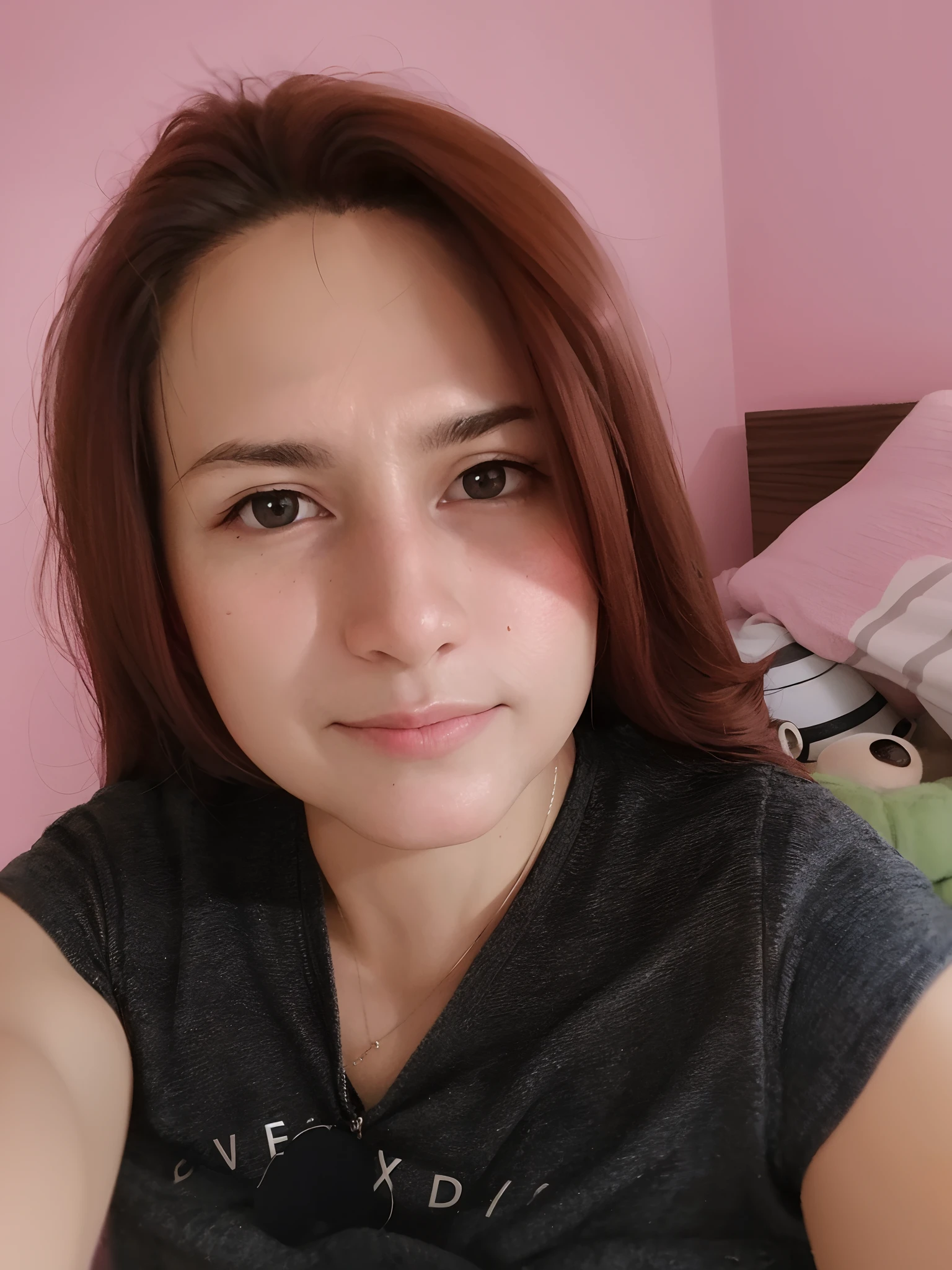 There's a woman sitting on a bed with a pink wall, sem maquiagem, 3 0 anos de idade mulher, Mulher de 30 anos, Mulheres de 40 anos, (38 anos), 38 anos, cerca de 3 5 anos, 3 2 anos, selfie de uma jovem mulher, 3 6 anos, imagem do rosto, 2 7 anos