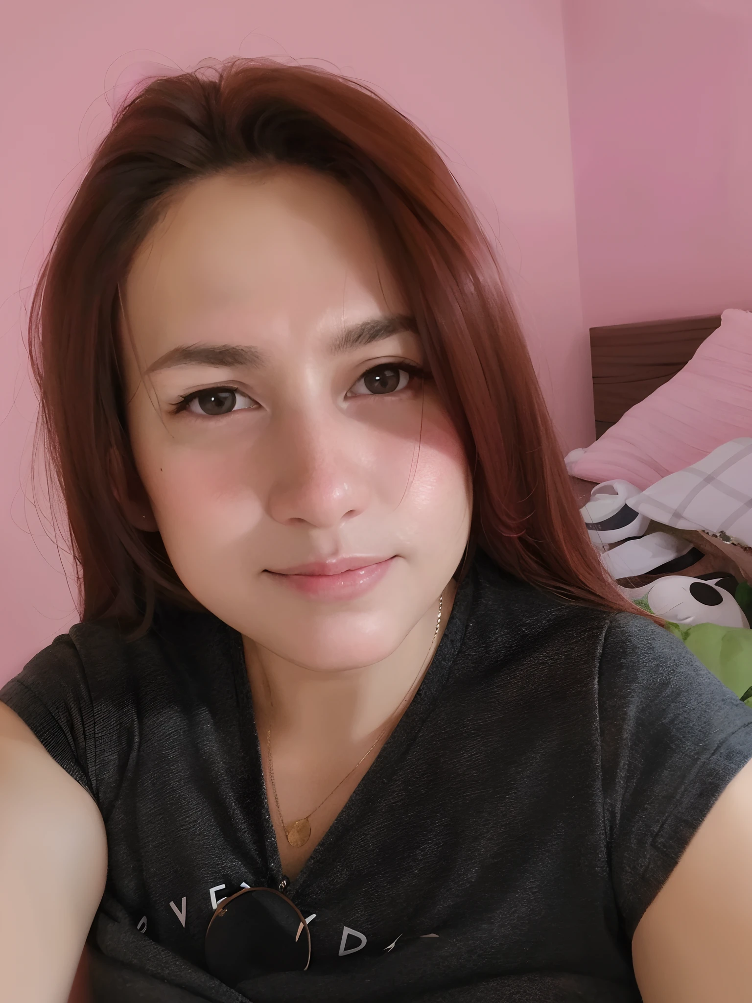 There's a woman sitting on a bed with a pink wall, sem maquiagem, 3 0 anos de idade mulher, Mulher de 30 anos, Mulheres de 40 anos, (38 anos), 38 anos, cerca de 3 5 anos, 3 2 anos, selfie de uma jovem mulher, 3 6 anos, imagem do rosto, 2 7 anos