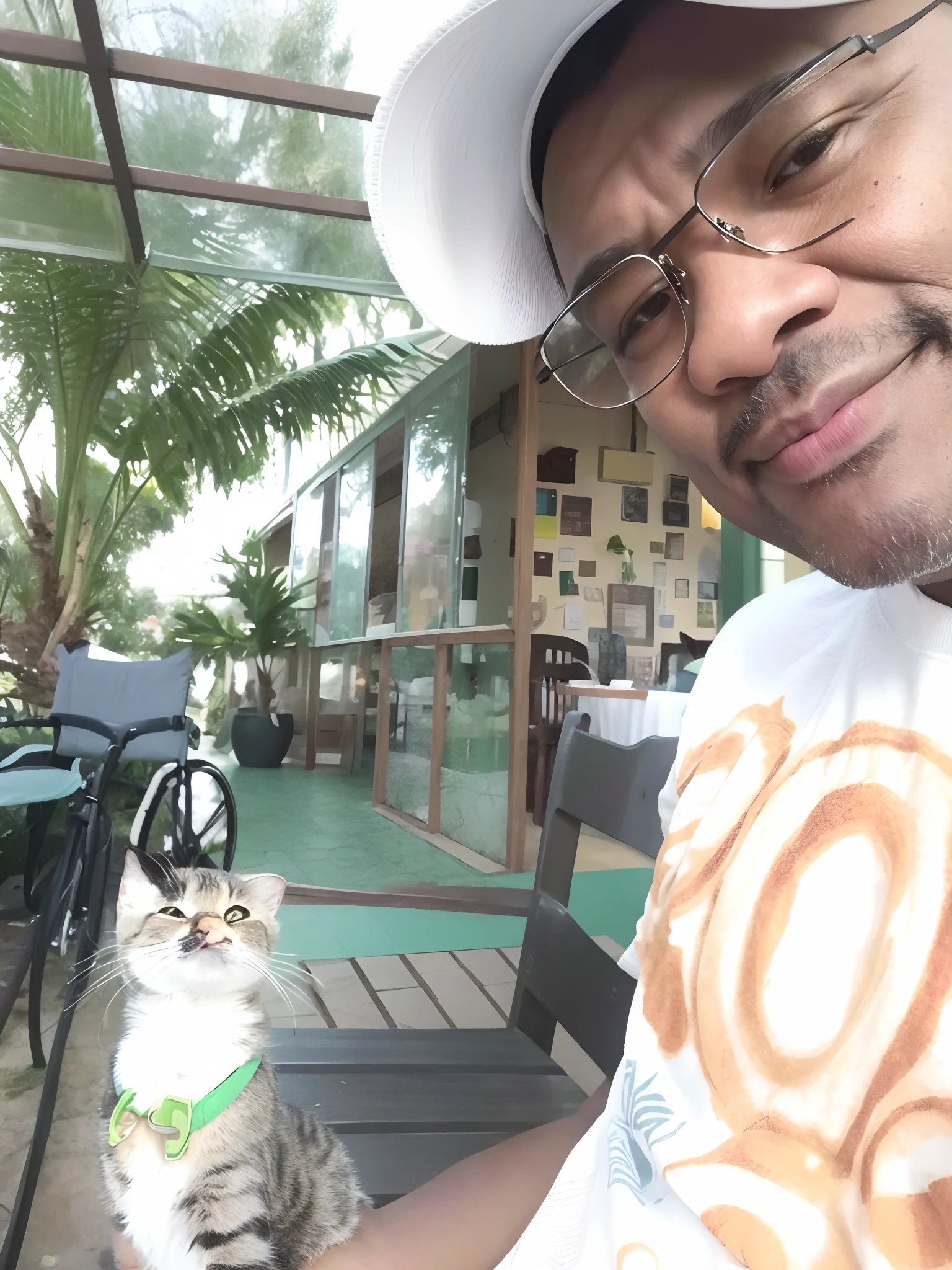 There's a man sitting on a bench with a cat, Com Garfield, o gato dos desenhos animados, non blurry, with a big head, samuel l jackson posing in cafe, peixes no fundo, friendly guy and small creature, vacation photo, Selfie, cara nostalgia e pequena criatura, Assumido em Go Pro Hero8, on seashore, on the terrace, foto Selfie