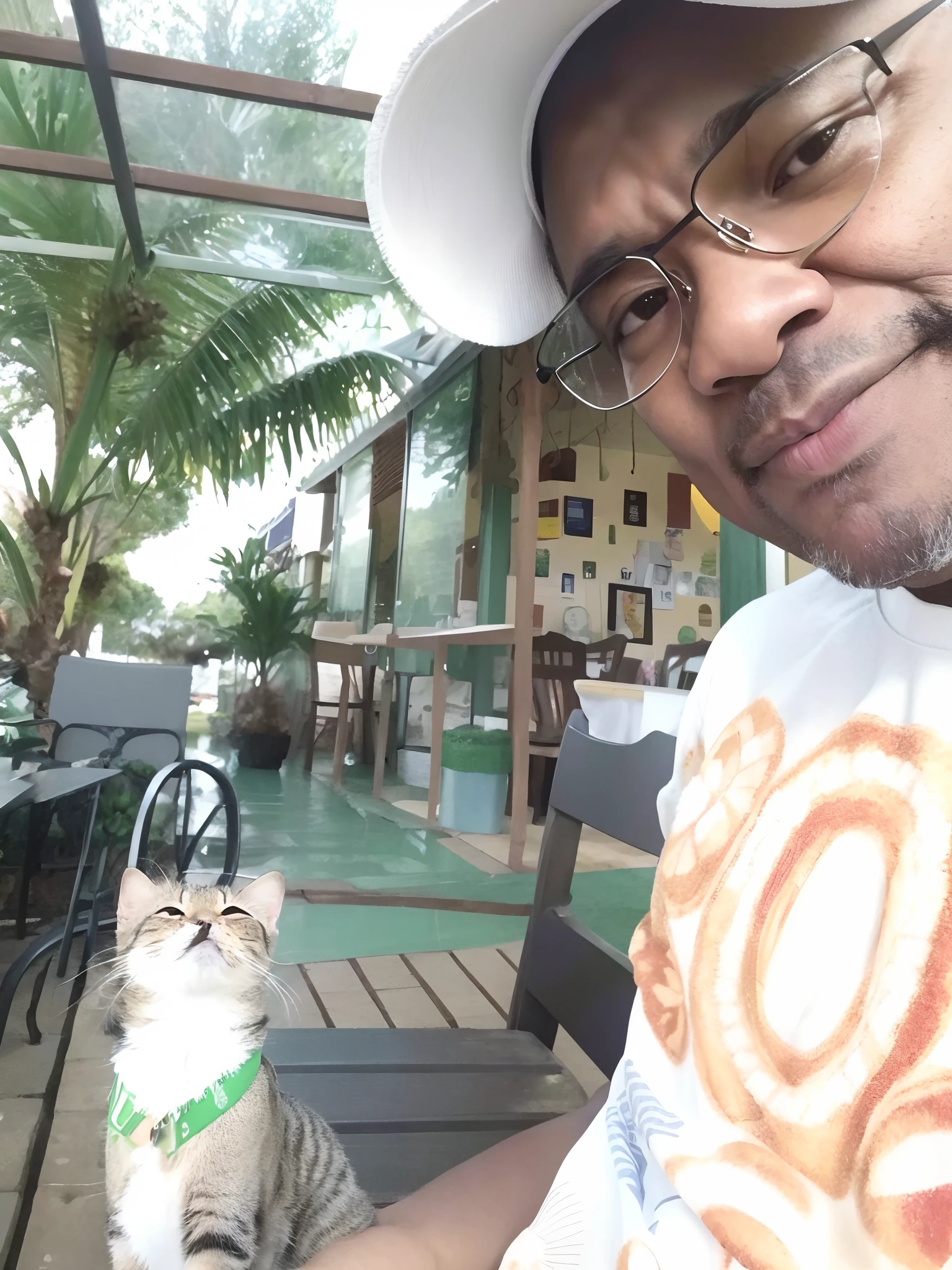 There's a man sitting on a bench with a cat, Com Garfield, o gato dos desenhos animados, non blurry, with a big head, samuel l jackson posing in cafe, peixes no fundo, friendly guy and small creature, vacation photo, Selfie, cara nostalgia e pequena criatura, Assumido em Go Pro Hero8, on seashore, on the terrace, foto Selfie