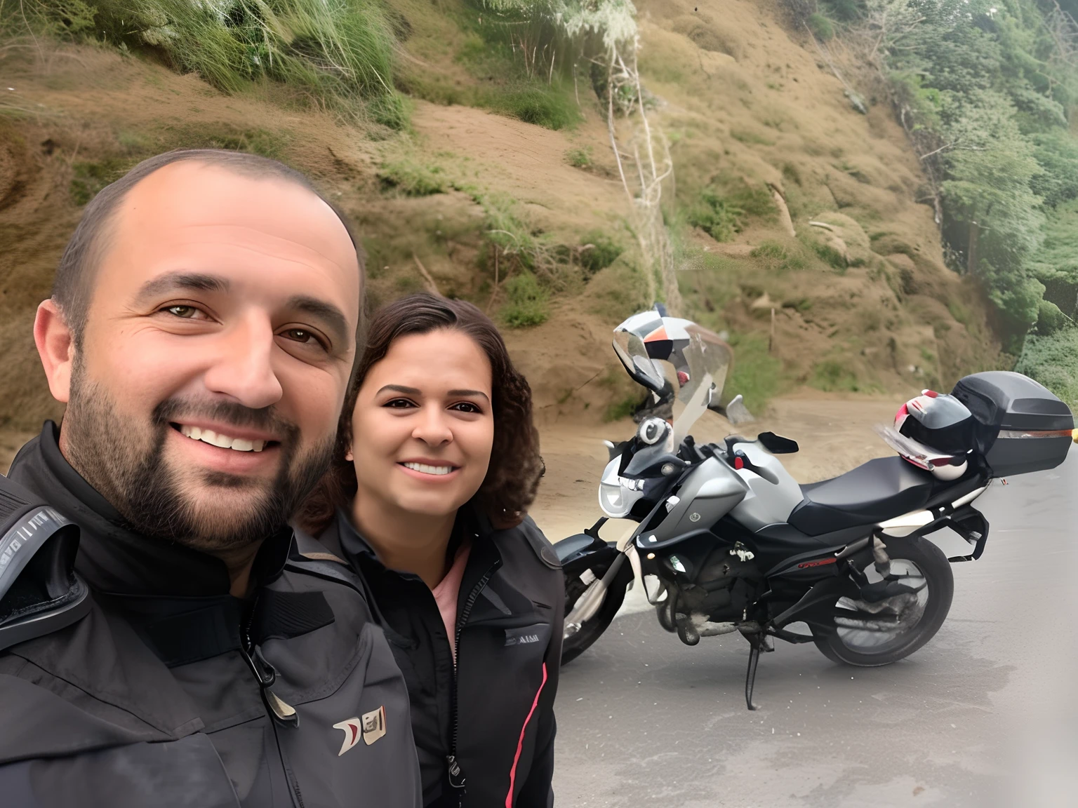 There are two people next to a motorcycle on the road, com montanhas ao fundo, foto do perfil, com montanhas como pano de fundo, touring, 🤬 🤮 💕 🎀, imagem do avatar, com montanhas no fundo, imagem de perfil, In Sao Paulo, Selvas ao fundo, Directed by: Nandor Soldier, david rios ferreira