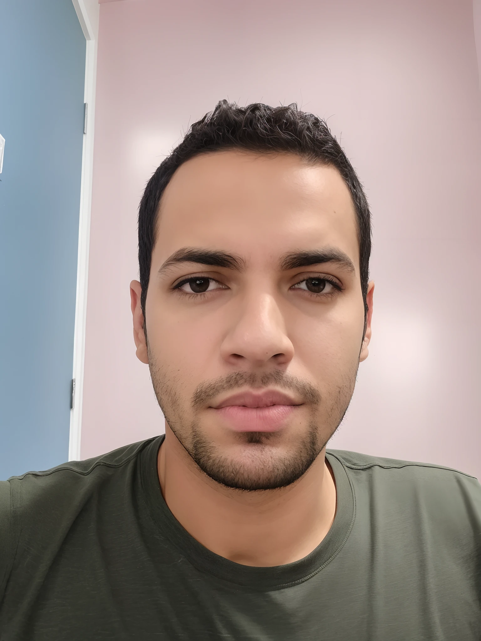Arafed homem com uma camisa verde e uma camisa cinza, imagem frontal, Fotografia selfie 8k, sem barba, ligeiro restolho, staring directly at camera, com uma barba pequena, olhos pesados para o lado, detailed unblurred face, restolho curto, staring directly at camera, with serious face expression, imagem do rosto, com leve restolho